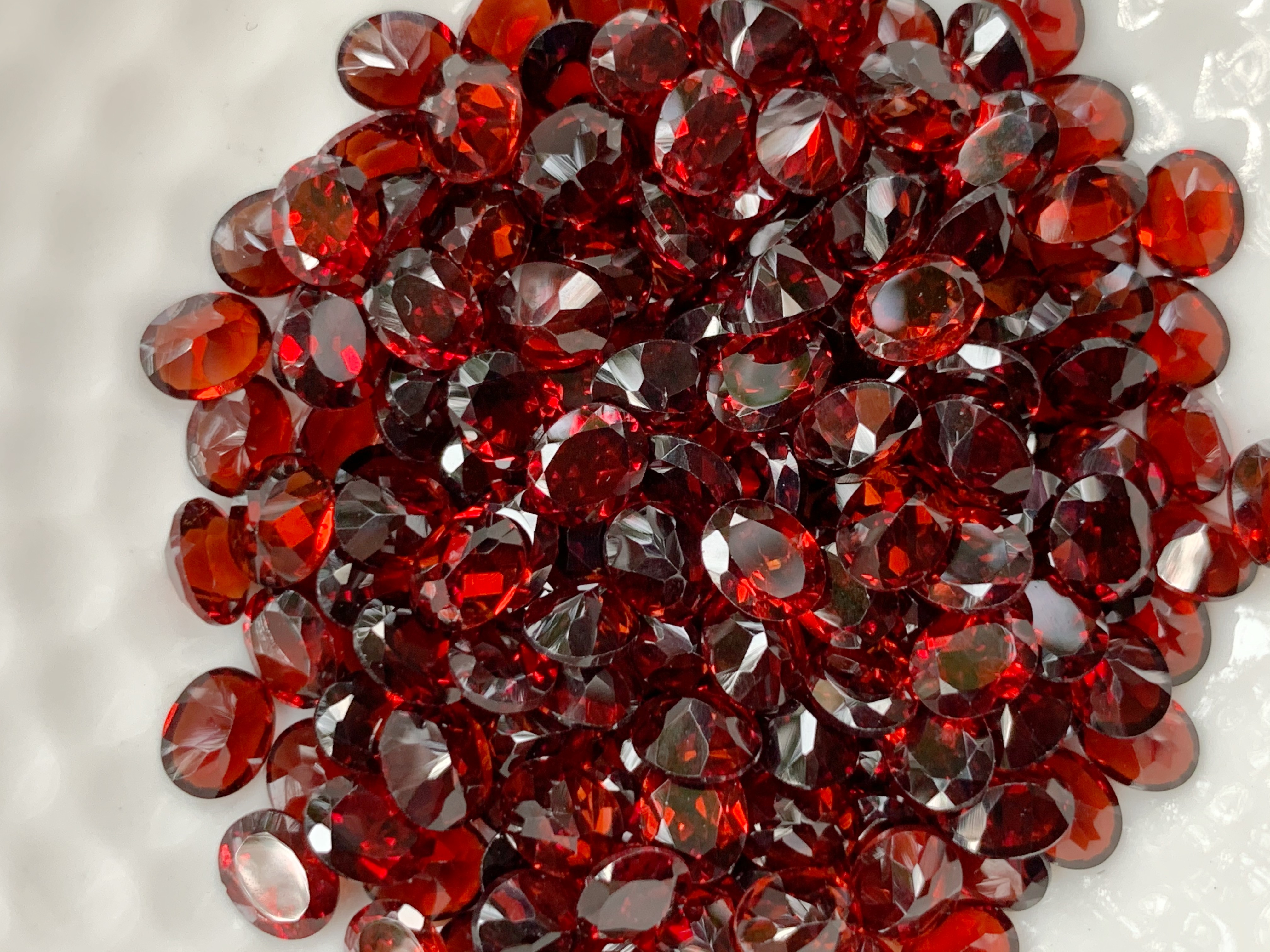 โกเมนไข่ 5X4 มม. 5 กะรัต