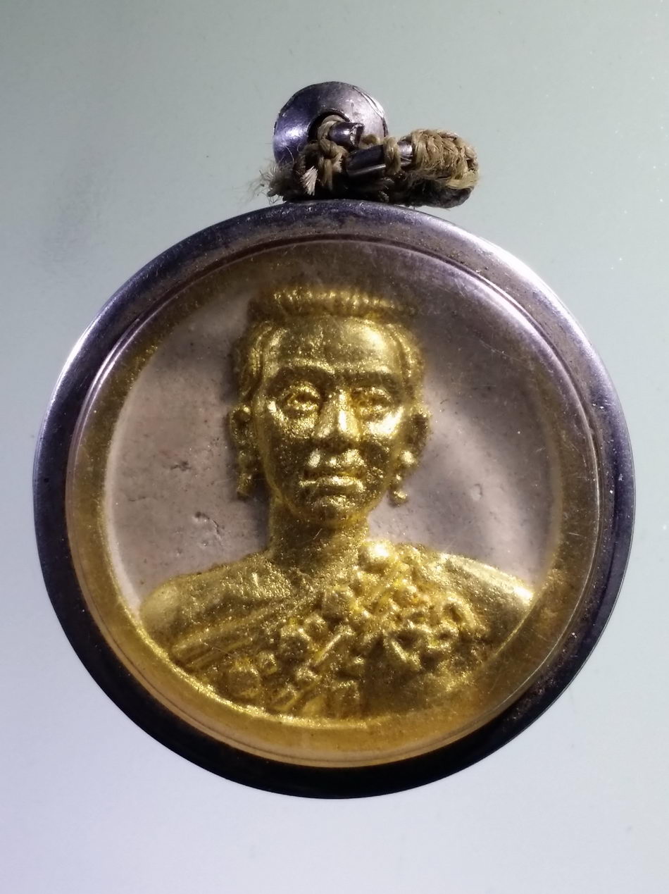 รหัสสินค้า จตุคามรามเทพ 869 ว่านขาวปัดทอง 2 หน้า พระเทวราชโพธิสัตว์จตุคามรามเทพ ย่าโม ท้าวสุรนารี ไม่ทราบรุ่น มาพร้อมตลับสแตนเลสแขวนบูชาได้ทันที เมื่อรับของ