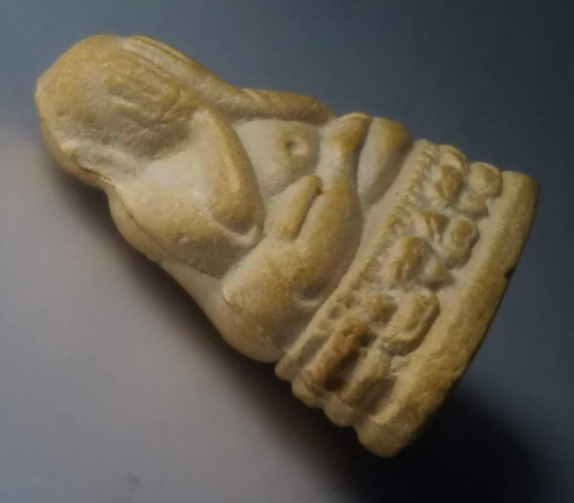 รหัสสินค้า พระปิดตา ทั่วไป 105 พระปิดตาเนื้อผงลอยองค์ นั่งฐานบัว ไม่ทราบที่