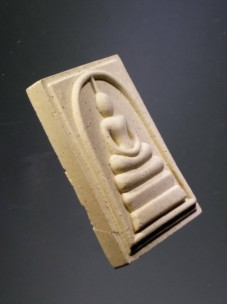 รหัสสินค้า พระมีกล่อง 3852 พระสมเด็จเนื้อผง รุ่นทรงเจริญพระชันษา 100 ปี สมเด็จพระญาณสังวรสมเด็จพระสังฆราชสกลมหาสังฆสิตายก วัดบวรนิเวศวิหาร กรุงเทพฯ โค้ชเลเซอร์ หมายเลข 3805 พระมีรอยราน ด้านข้างมุมซ้าย พระไม่หักครับ ผมรับประกัน