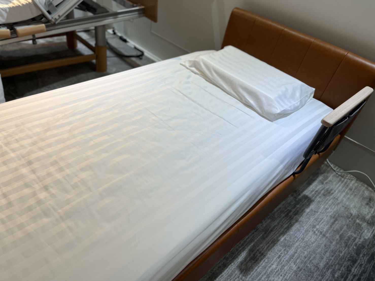 เตียงนอนเพื่อสุขภาพปรับไฟฟ้า PRIMERO SINGLE BED ขนาดใหญ่พิเศษ นอนสบาย 3.5 ฟุต + พร้อมที่นอนสุขภาพยางพาราแท้ + หมอนยางพารา + ชุดผ้าปูที่นอน (รุ่นยอดนิยม)