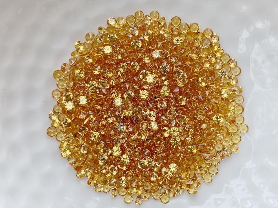 Yellow sapphire บุษราคัม 2.0 มม. 1 กะรัต