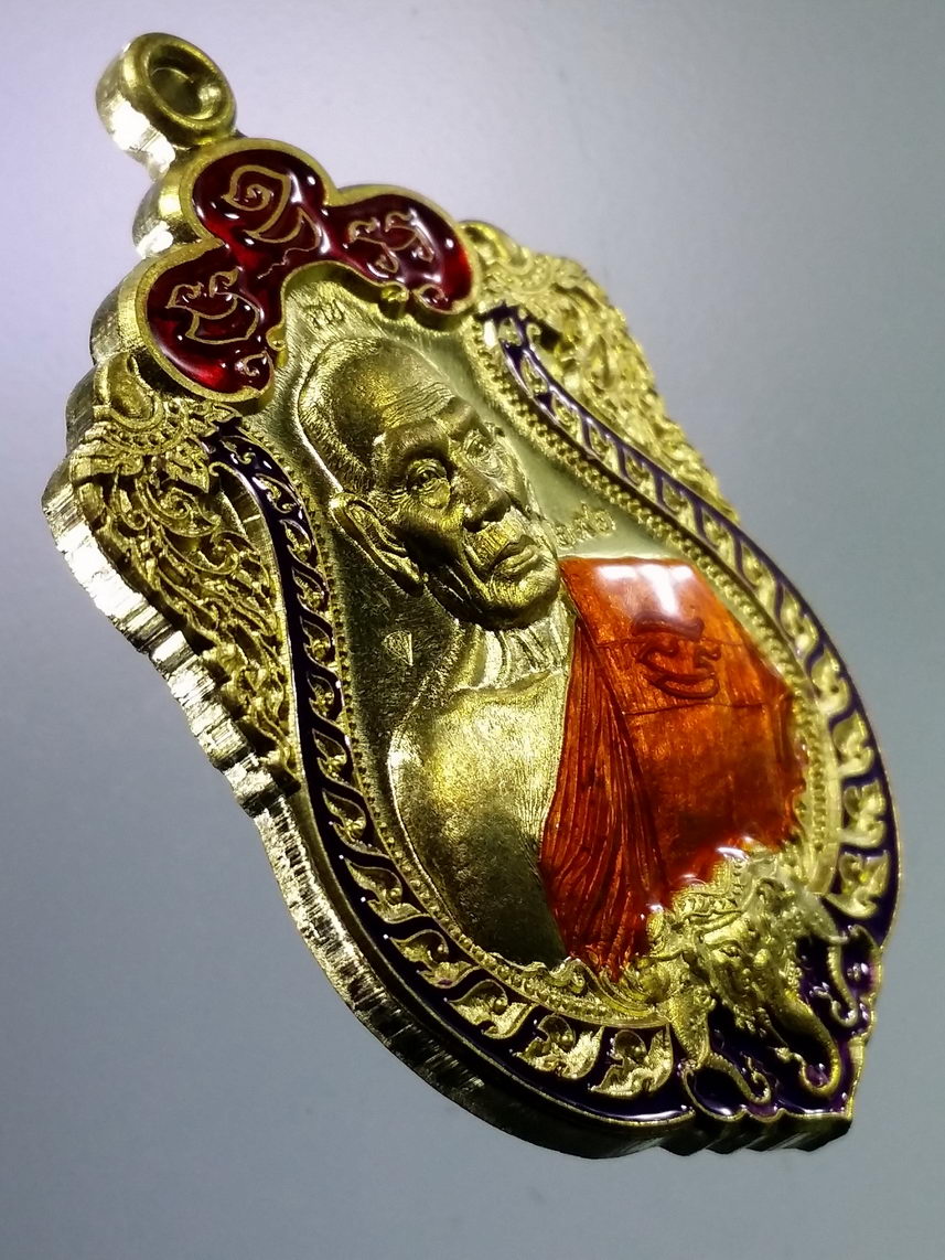 รหัสสินค้า พระมีกล่อง 131 เหรียญเสมาเนื้อทองฝาบาตรลงยา รุ่นเอราวัณพันล้าน หลวงพ่อพัฒน์ วัดห้วยด้วน ตำบลธารทหาร อำเภอหนองบัว จังหวัดนครสวรรค์ สร้างปี 2563 ตอกโค๊ตหมายเลข 292