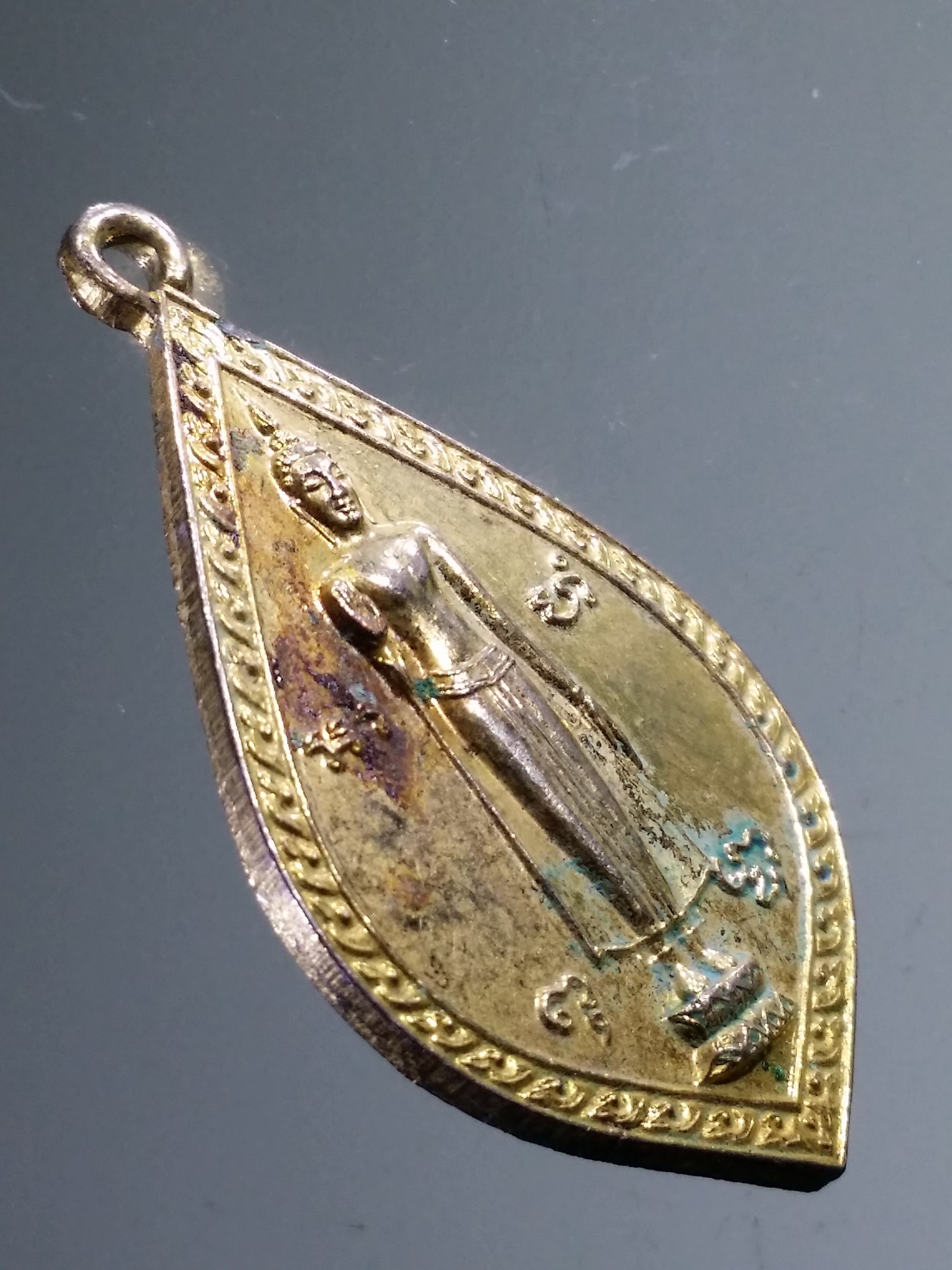 รหัสสินค้า เหรียญพระพุทธ 3998 เหรียญพระร่วงโรจนฤทธิ์ วัดพระปฐมเจดีย์ จังหวัดนครปฐม รุ่นเริ่มบูรณะ ปี 2518 เหรียญนี้จัดว่าสวยครับและปีลึก ผมไม่ได้ทำความสะอาดนะครับปล่อยไว้เดิมๆ