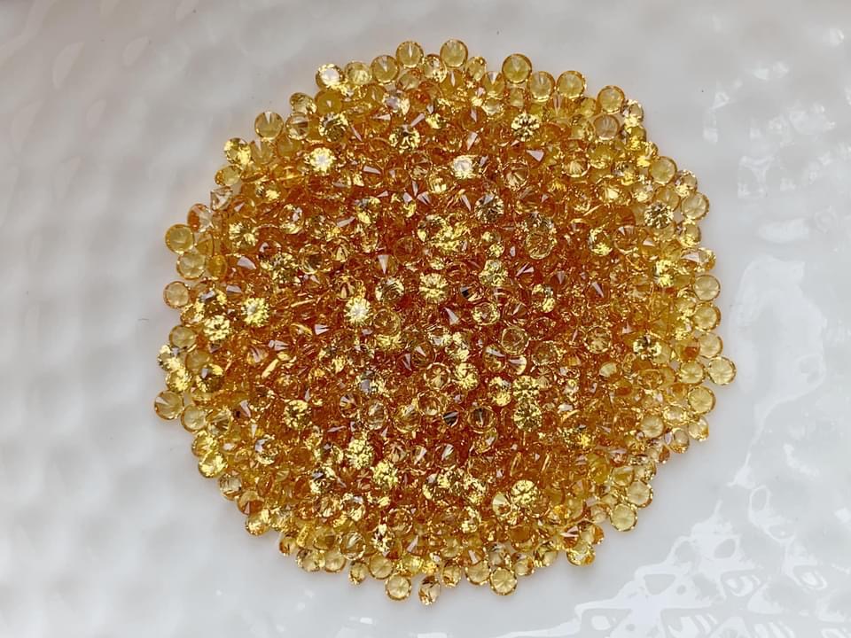 Yellow sapphire บุษราคัม 2.0 มม. 1 กะรัต