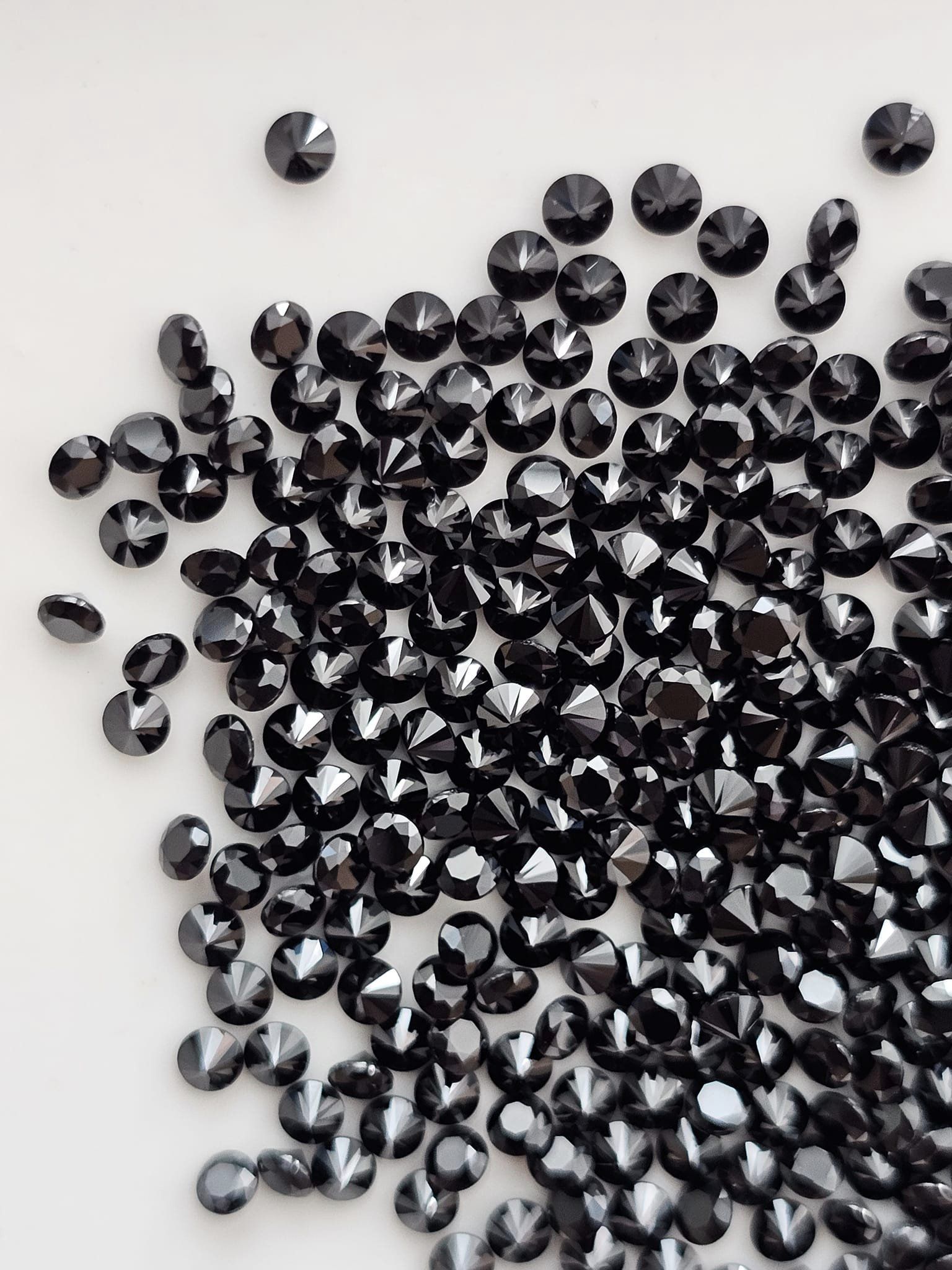 พลอยนิลกลมเจียรเหลี่ยม 2.2mm. 5 กะรัต