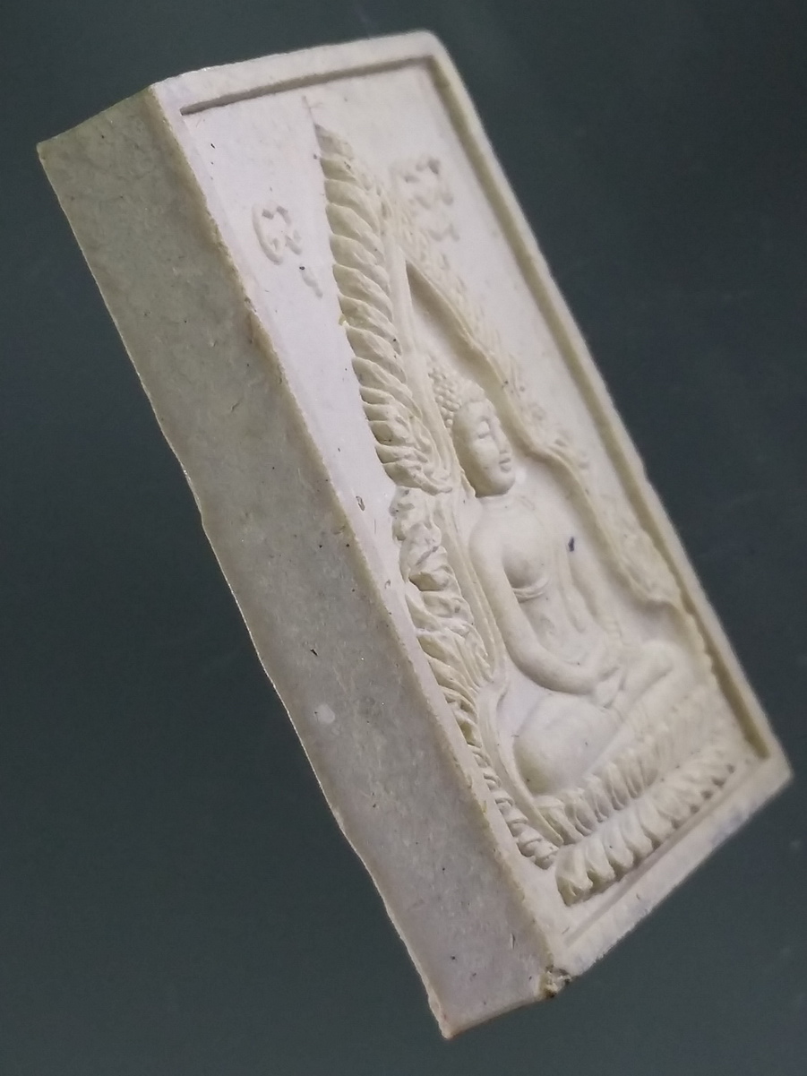 รหัสสินค้า พระมีกล่อง 472 พระสมเด็จ พิมพ์พระพุทธ เนื้อผง ที่ระลึก 88 พรรษา สมเด็จพระญาณสังวร วัดบวรนิเวศวิหารกรุงเทพฯ สร้างปี 2544 กล่องนี้ไม่น่าจะใช่กล่องเดิม