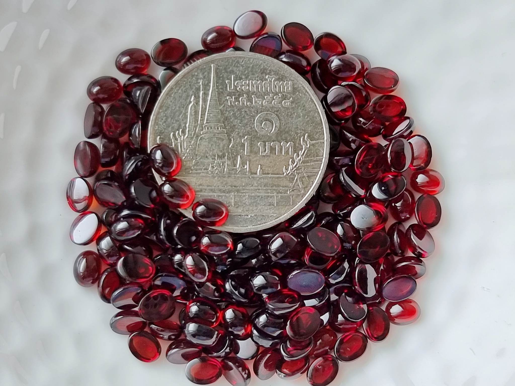 โกเมนไข่หลังเบี้ย 4x3 มม. 5 กะรัต