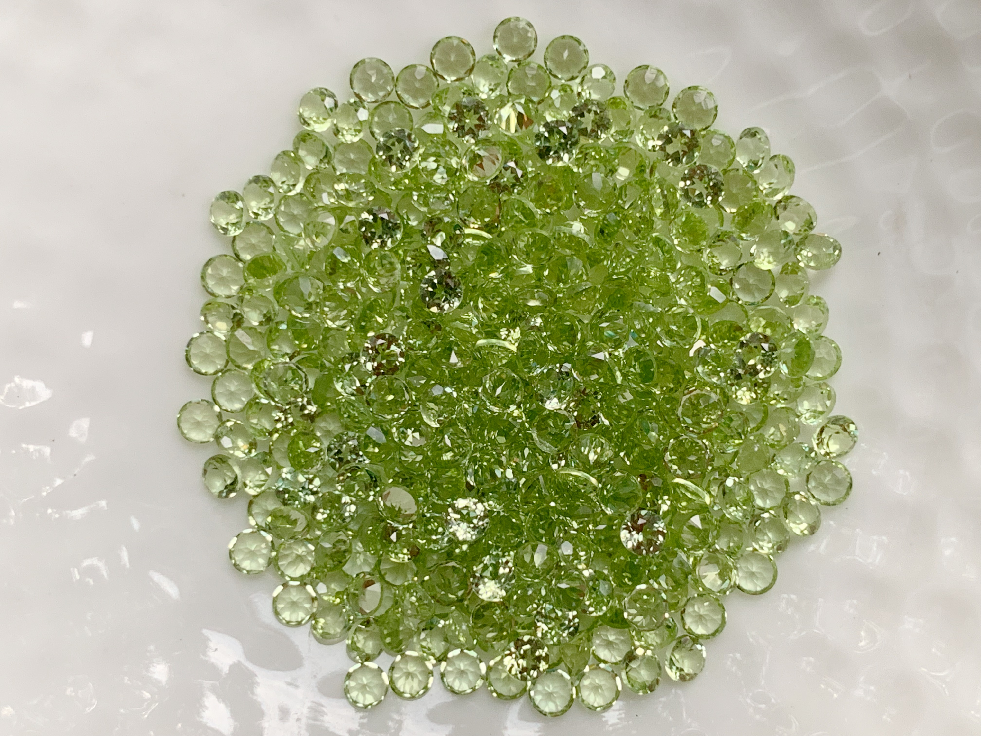 เพอริดอทกลม 2.5 มม. 5 กะรัต