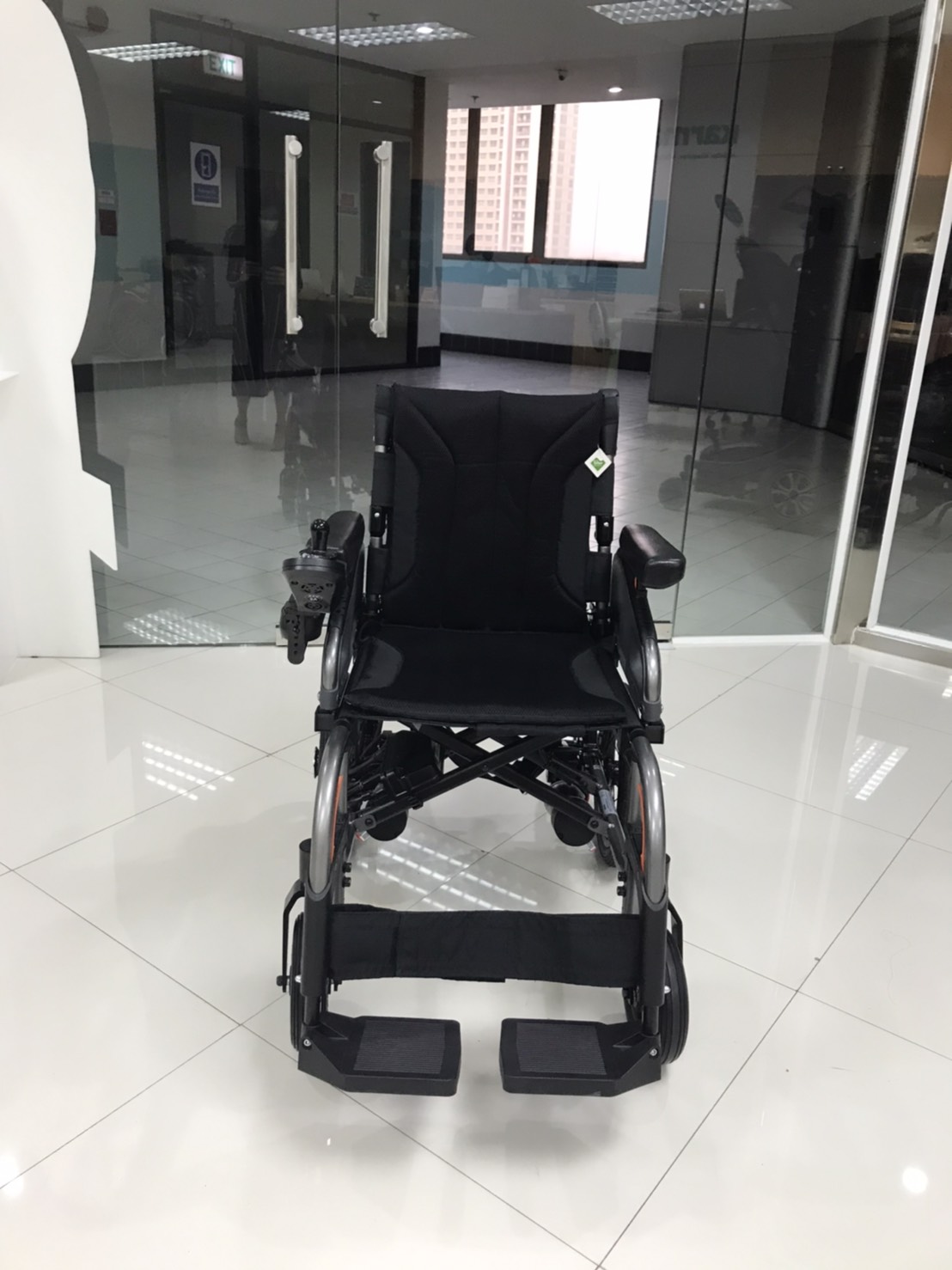 รถเข็นไฟฟ้าคาร์ม่า Eflexx (Power WheelChair KARMA Eflexx) ล้อหลังมี 2 ขนาดเล็ก 14 นิ้ว และล้อใหญ่ 20 นิ้ว สามารถเลือกได้ พับเก็บได้ พนักพิงหลังปรับได้ แบตเตอรี่ถอดและติตตั้งง่าย น้ำหนักเบา เคลื่อนย้ายสะดวก (รุ่นยอดนิยม)