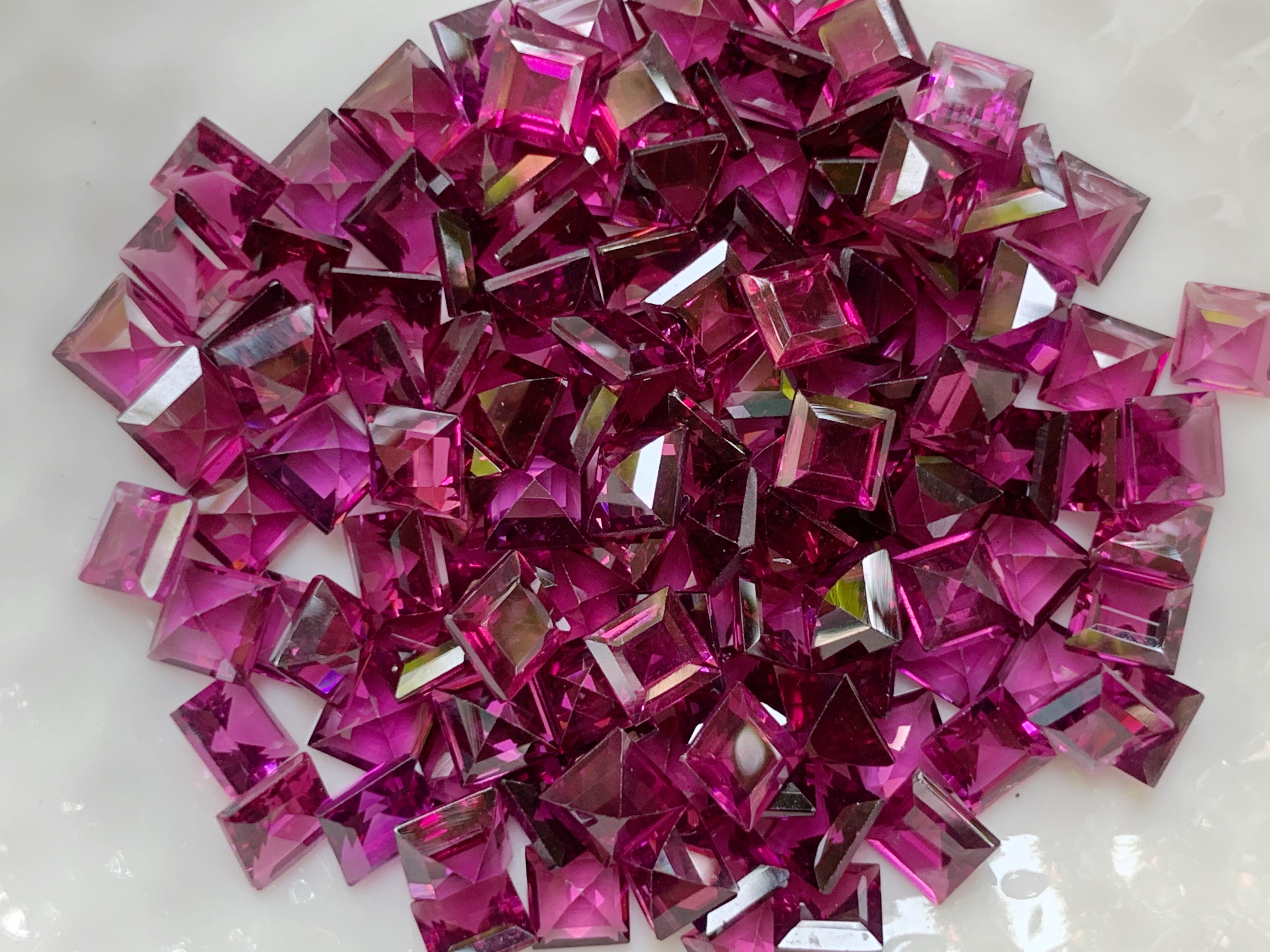 โรโดไลท์สี่เหลี่ยม 4x4 มม. 5 กะรัต