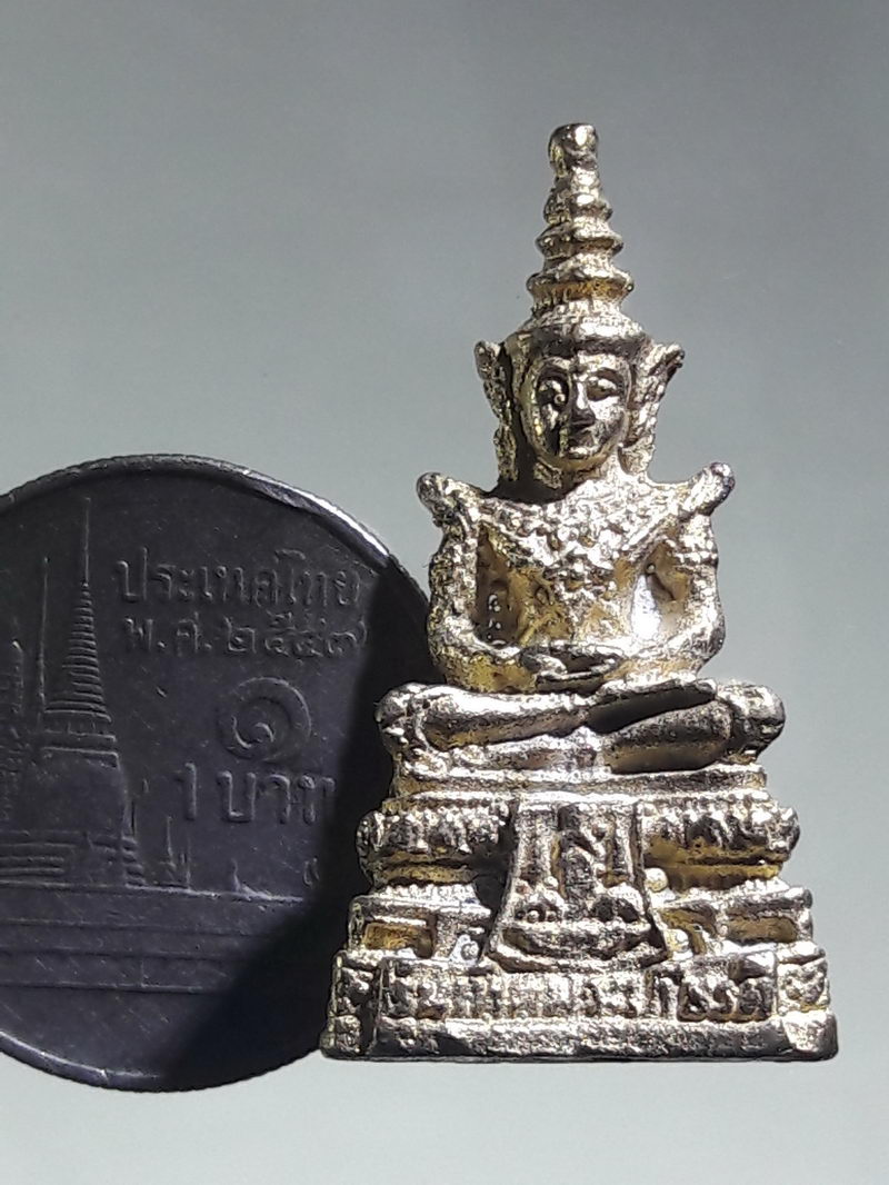 รหัสสินค้า พระมีกล่อง 265 รููปหล่อเนื้อทองระฆัง สมเด็จมหาจักรพรรดิ รุ่น 1 สำนักสงฆ์พรหมวนาราม จังหวัดพิษณุโลก ขนาดเทียบกับเหรียญบาท กล่องเดิม