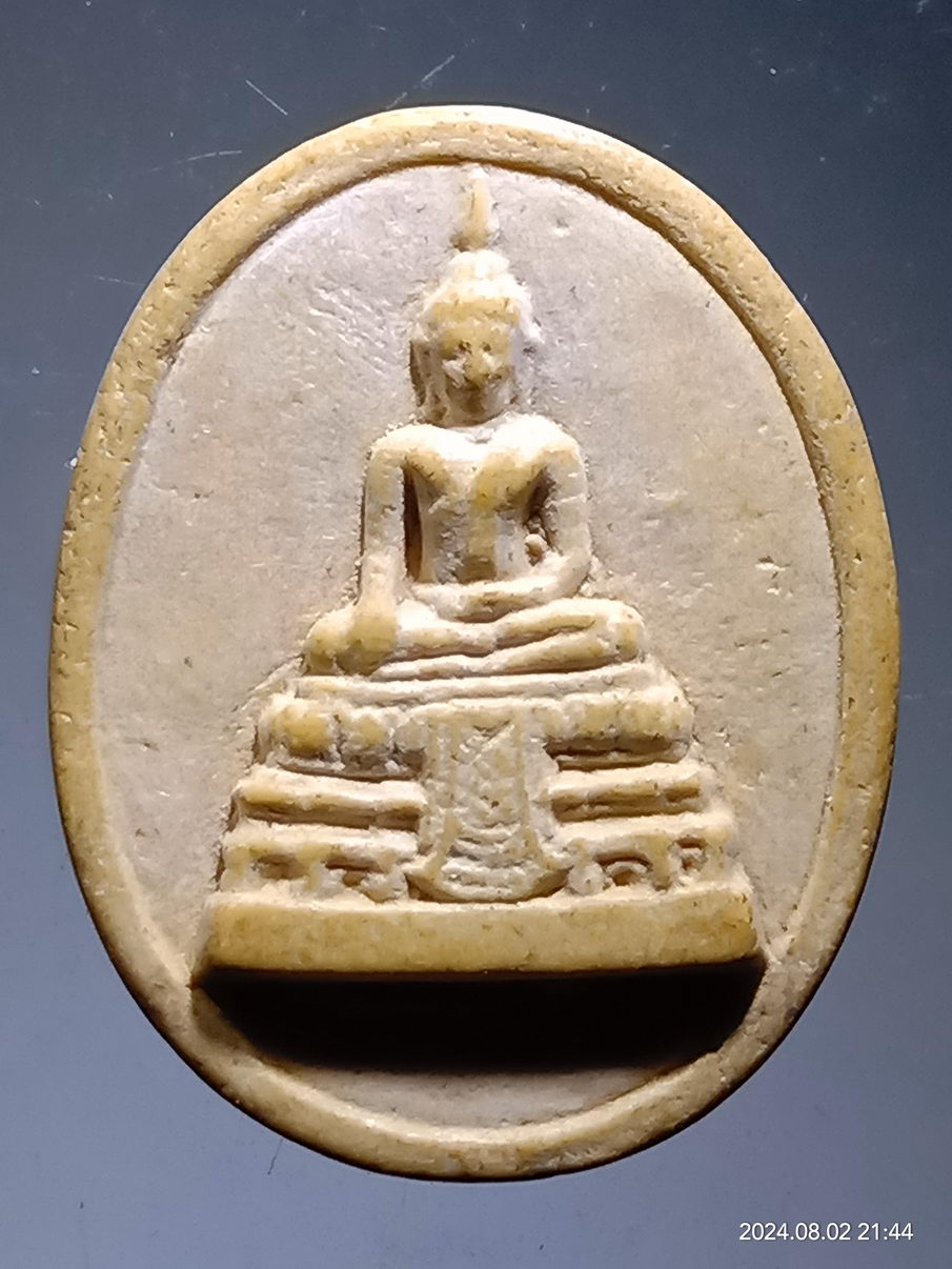 รหัสสินค้า พระเนื้อดิน เนื้อผง เนื้อว่าน 1046 พระประธานโบสถ์เนื้อผง หลังรูปเหมือน พระครูอุดมคุณากร วัดมะขามเฒ่า อำเภอบ้านหมี่ จังหวัดลพบุรี