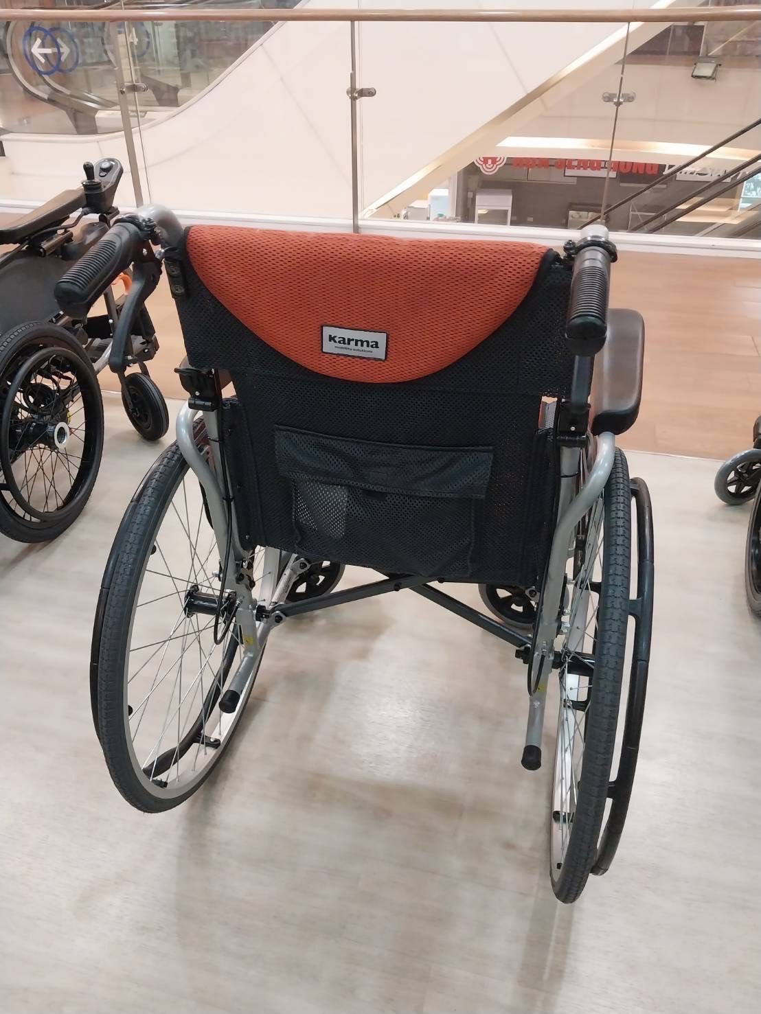 รถเข็นอลูมินัมอัลลอยด์คาร์ม่า รุ่น S-Ergo 125 (WheelChair KARMA S-Ergo 125) ถอดชิ้นส่วนได้ เปิดที่พักแขนขึ้นได้ สะดวกต่อการเคลื่อนย้ายผู้ใช้งาน นั่งสบาย รองรับน้ำหนักสูงสุด 115 กิโลกรัม ของแท้ รับประกันศูนย์ไทย 5 ปี