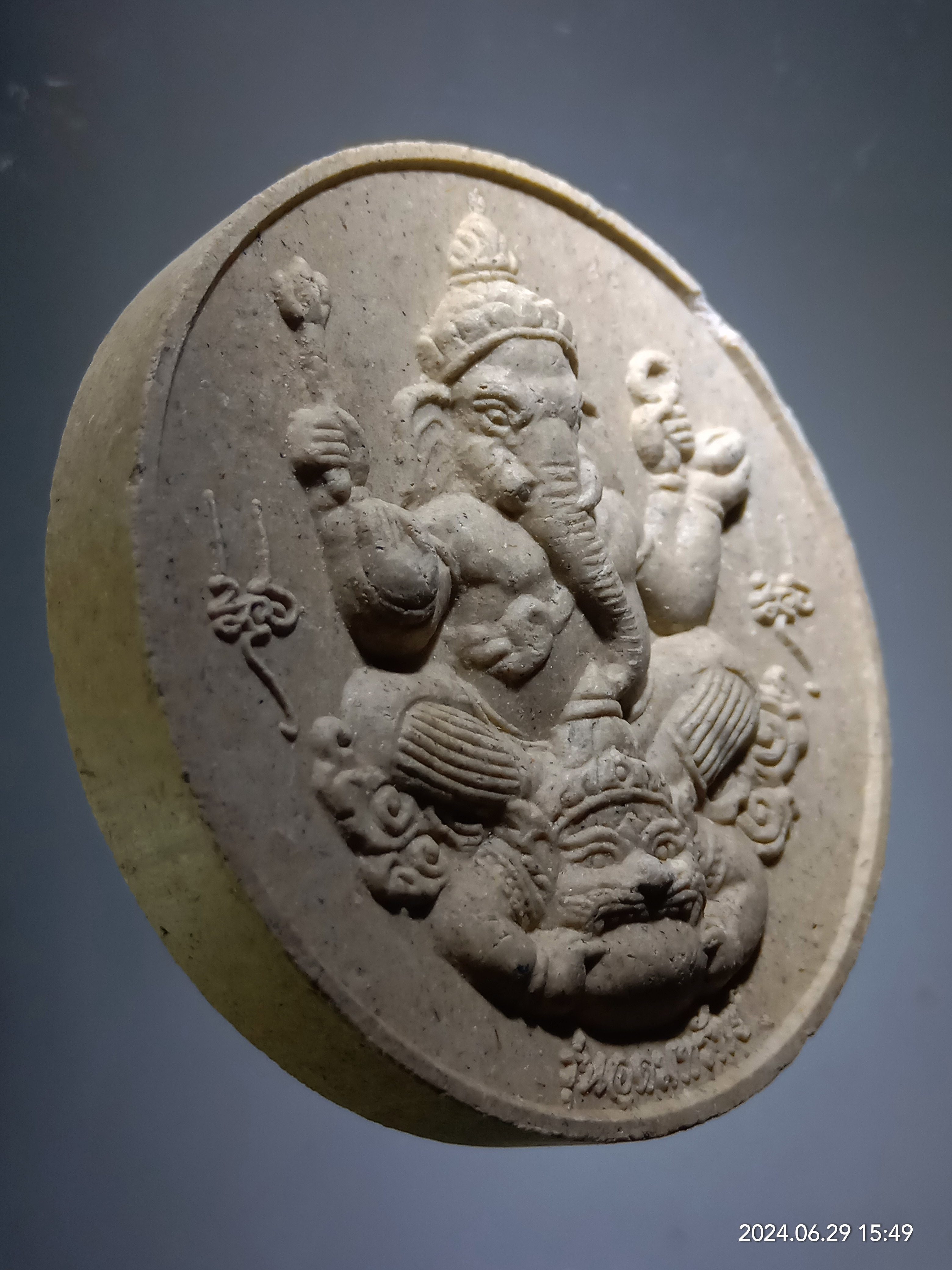 รหัสสินค้า พระเนื้อดิน เนื้อผง เนื้อว่าน 481 พระพิฆเณศวร หลังพญาราหู และกบ อยู่ตรงกลางด้านหลัง ไม่ทราบรุ่น ไม่รู้ที่ มีขอบกระเทาะบริเวณ 1 นาฬิกา พิจารณาก่อนเช่าบูชาด้วยนะครับ