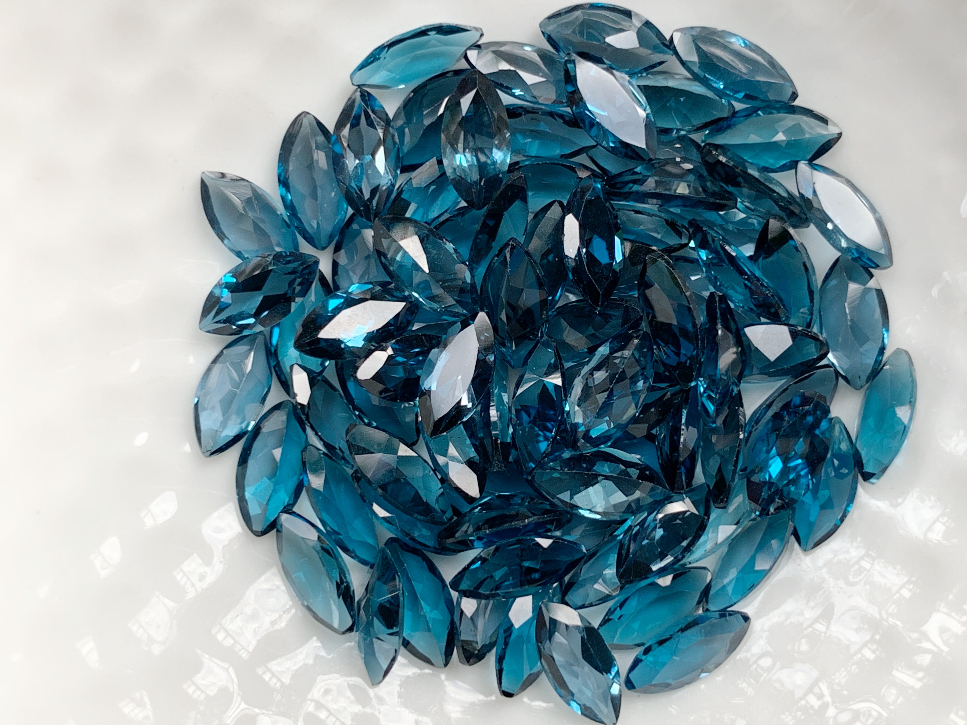 ลอนดอนบลูโทปาสมาคี 8X4 มม. 5 กะรัต