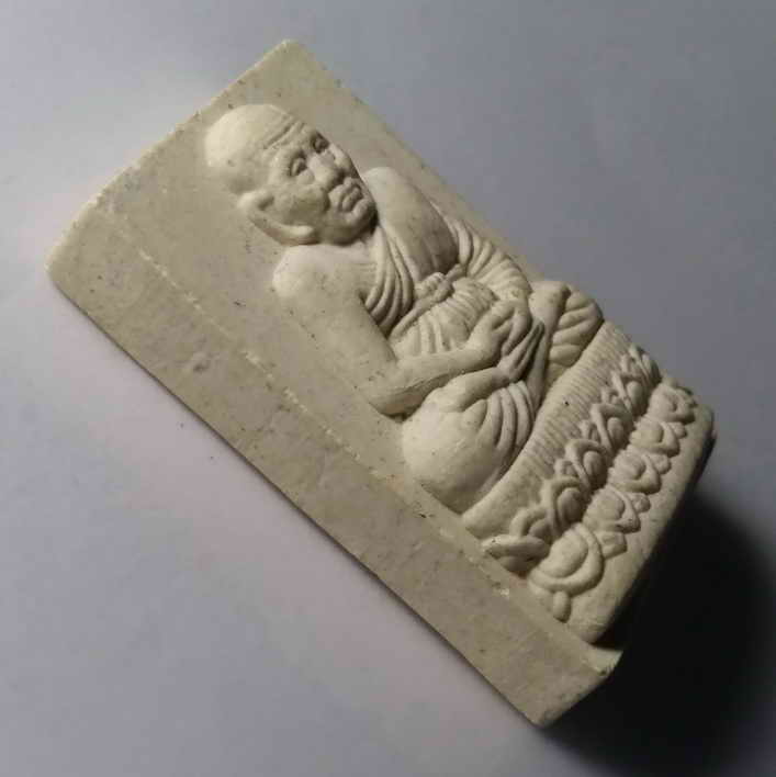 รหัสสินค้า หลวงปู่ทวด วัดต่างๆ 010 หลวงปู่ทวด วัดช้างให้ จังหวัดปัตตานี เนื้อผงสี่เหลี่ยม หลังยันต์นะเฉลียวเพชร ไม่ทราบปีที่สร้าง เนื้อผงสีขาว พระรายการนี้ให้เช่าบูชาแล้ว