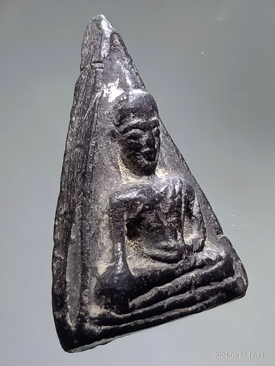 รหัสสินค้า พระเนื้อดิน เนื้อผง เนื้อว่าน 316 พระนางพญา เนื้อดินเผา หลังอุ หลวงพ่อจง วัดหน้าต่างนอก จังหวัดอยุธยา สร้างปี 2485 มีหน้า มีตา มีปากติด ให้เห็น สภาพสวยขนาดนี้ หายากครับ