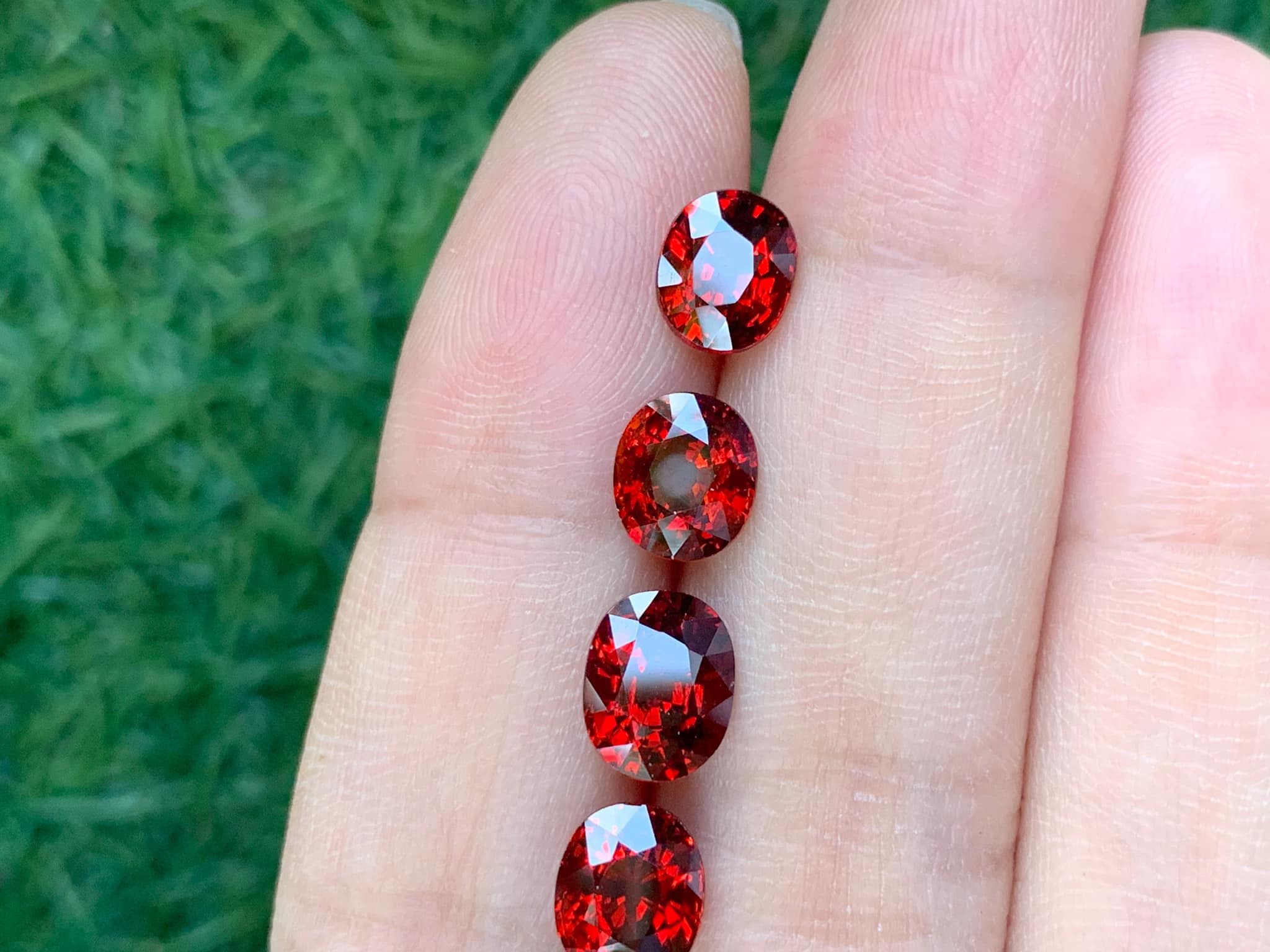 พลอยสเปสซาไท (Spessatite garnet) size 2 กะรัต ชุดละ 7,900 บาท