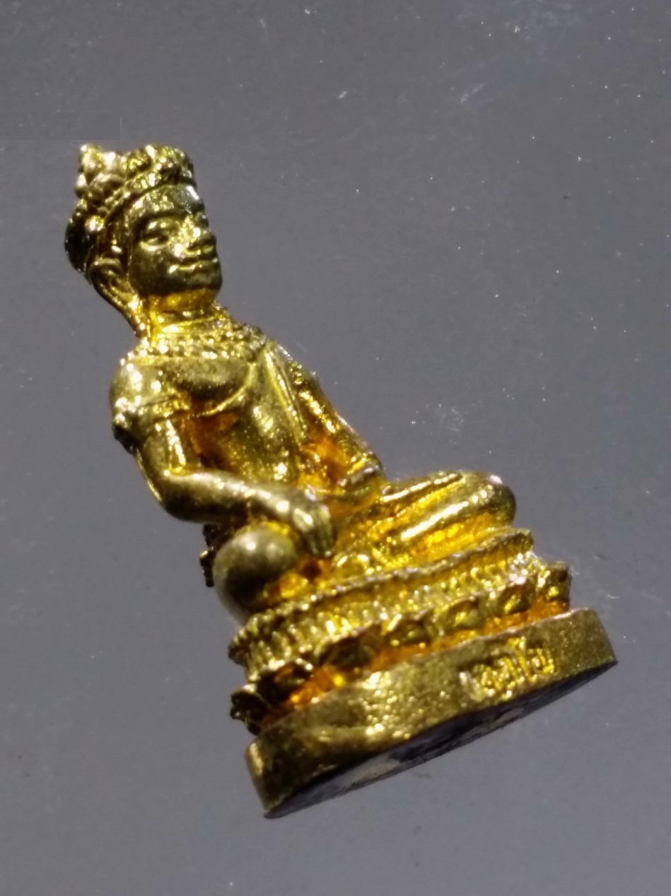 รหัสสินค้า พระมีกล่อง 3698 รูปหล่อเนื้อโลหะผสม พระชัยวัฒน์ทรงเครื่อง หลวงปู่ครูบาครอง วัดท่ามะเกว๋น อำเภอเถิน จังหวัดลำปาง ตอกโค๊ต ใต้ฐาน