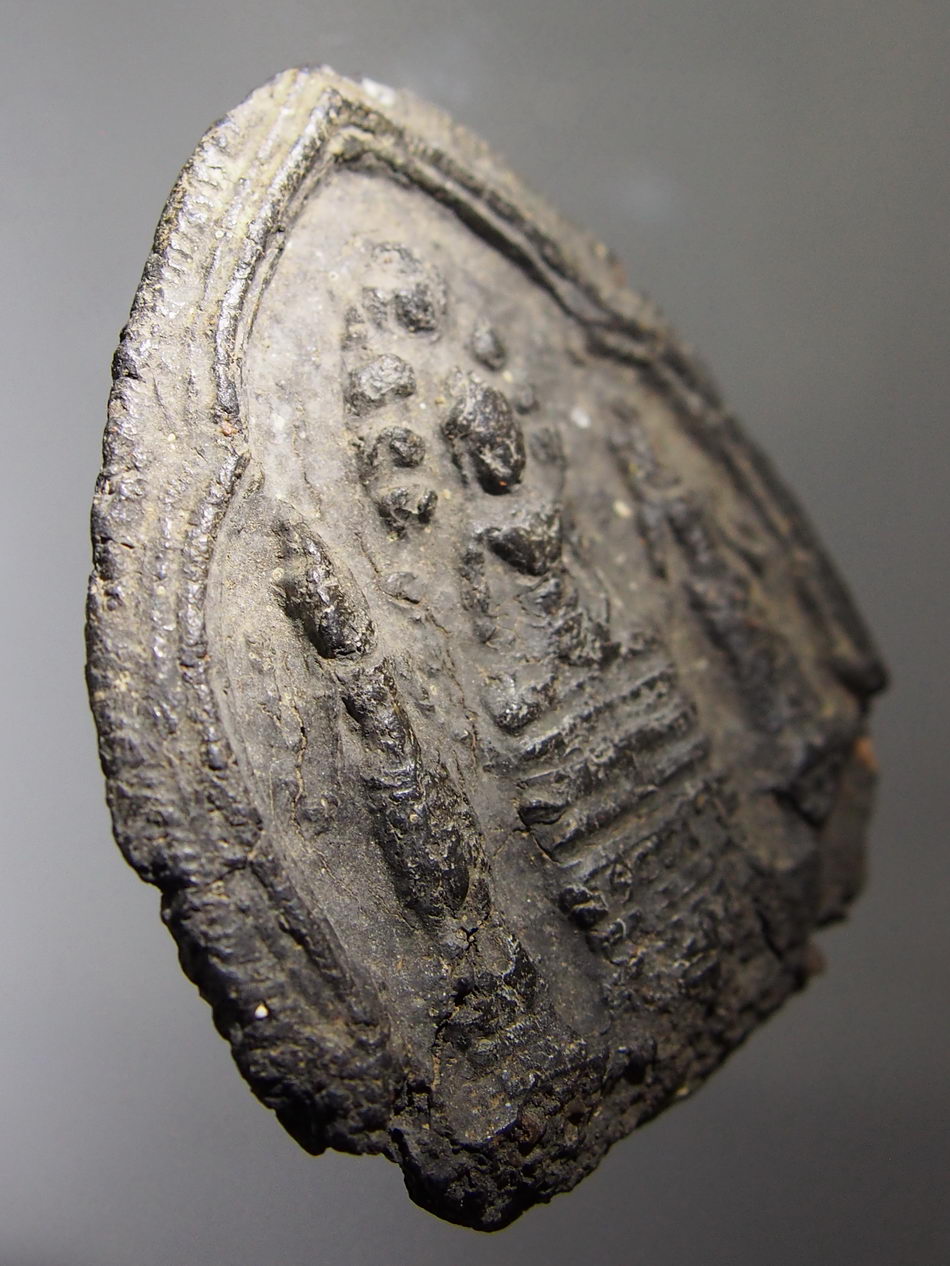 รหัสสินค้า พระกรุ 065 พระนารายณ์ทรงปืน จังหวัดลพบุรี เนื้อดินเผาสีดำ หายาก พระสภาพชำรุดที่ขอบด้านล่าง พิจารณาก่อนเช่าบูชานะครับ