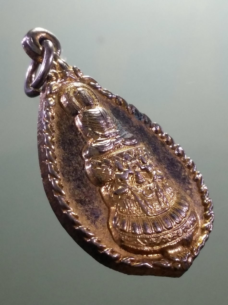 รหัสสินค้า เหรียญพระพุทธ 4120 เหรียญหยดน้ำกะไหล่ทอง พระพุทธเจ้า มหาศาสดาโลก นั่งบนบัลลังก์ดอกบัว เปล่งประกายรัศมี หลังยันต์สมปรารถนา วัดโกรกตารอด จังหวัดกาญจนบุรี