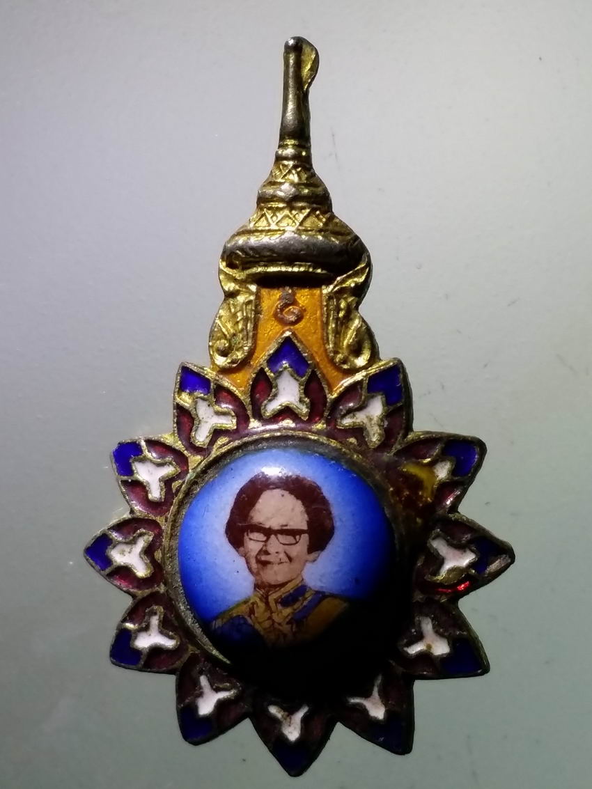 antig FB 331 เข็มกลัดกะไหล่ทองลงยา สมเด็จย่า สมเด็จพระบรมราชชนนี ที่ระลึกในงานเสด็จทรงตัดลูกนิมิต วัดลาดบัวหลวง จังหวัดอยุธยา พระรายการนี้ให้เช่าบูชาแล้ว