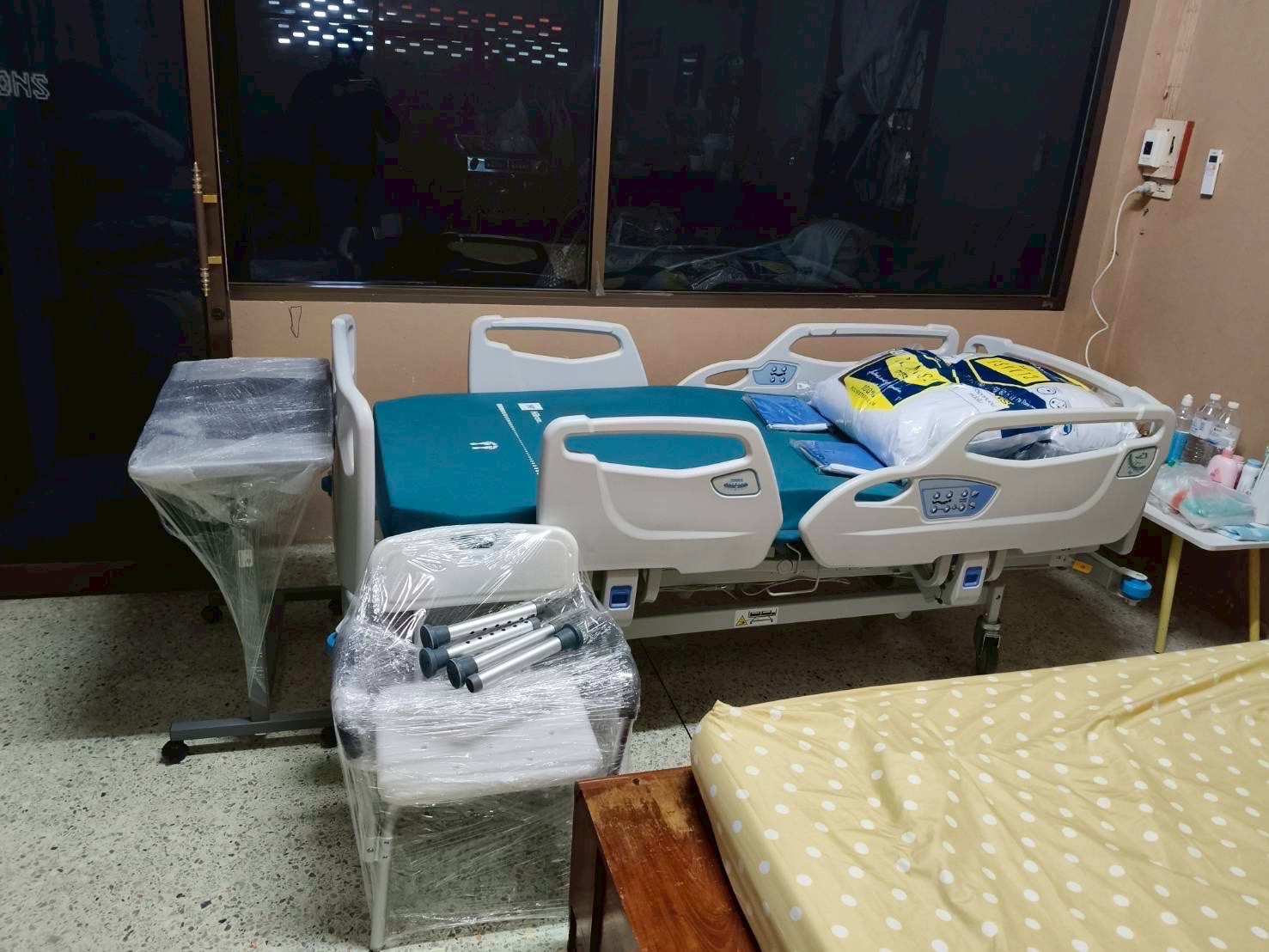 ชุดสุดคุ้ม E เตียงผู้ป่วยปรับระดับไฟฟ้า 5 ฟังก์ชั่น Hill-Rom รุ่น Centuris Type C แบบราวกั้นปีกนกยาว + ฟูก Hill-Rom NP50 แบรนด์จากประเทศสหรัฐอเมริกา + แถมพิเศษ หมอน + ผ้าปูที่นอน + ผ้ายาง + เก้าอี้นั่งอาบน้ำ + ไม้เท้า รับประกัน 1 ปี (รุ่นขายดี)