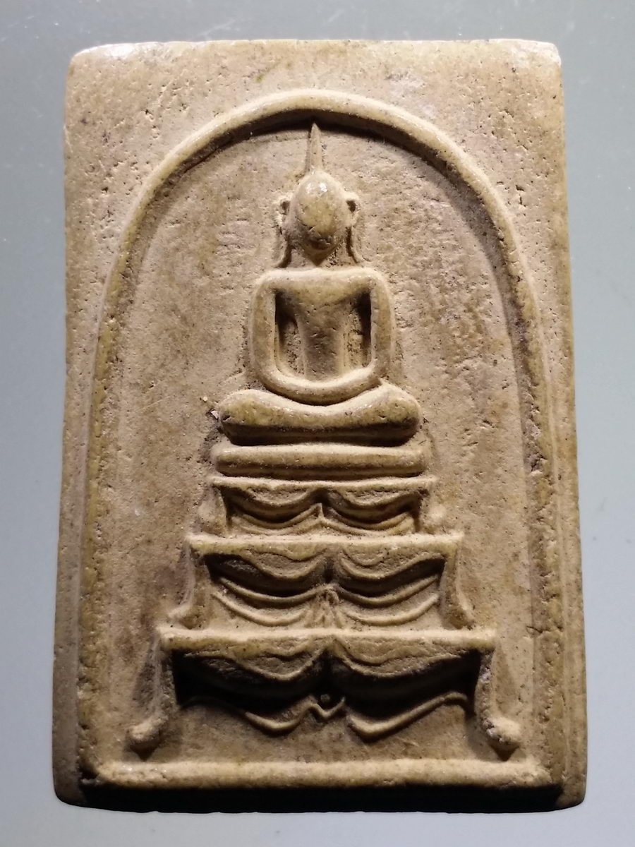 รหัสสินค้า พระเนื้อดิน เนื้อผง เนื้อว่าน 9396 พระสมเด็จเนื้อผง ฐานขาสิงห์ หลังยันต์ หัวใจไตรสรณคมน์ ไม่ทราบที่ เนื้อหาเก่ามีอายุ