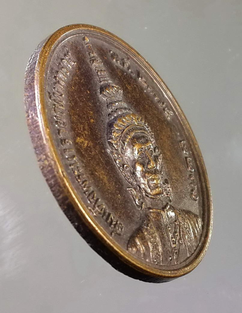 รหัสสินค้า พระมหากษัตริย์ และบุคคลสำคัญ 046 เหรียญสมเด็จพระนารายณ์มหาราช ที่ระลึกงานแผ่นดินสมเด็จพระนารายณ์มหาราช จังหวัดลพบุรี สร้างปี 2533 เทศบาลเมืองลพบุรี จัดสร้างครั้งที่ 1 พระรายการนี้ให้เช่าบูชาแล้ว