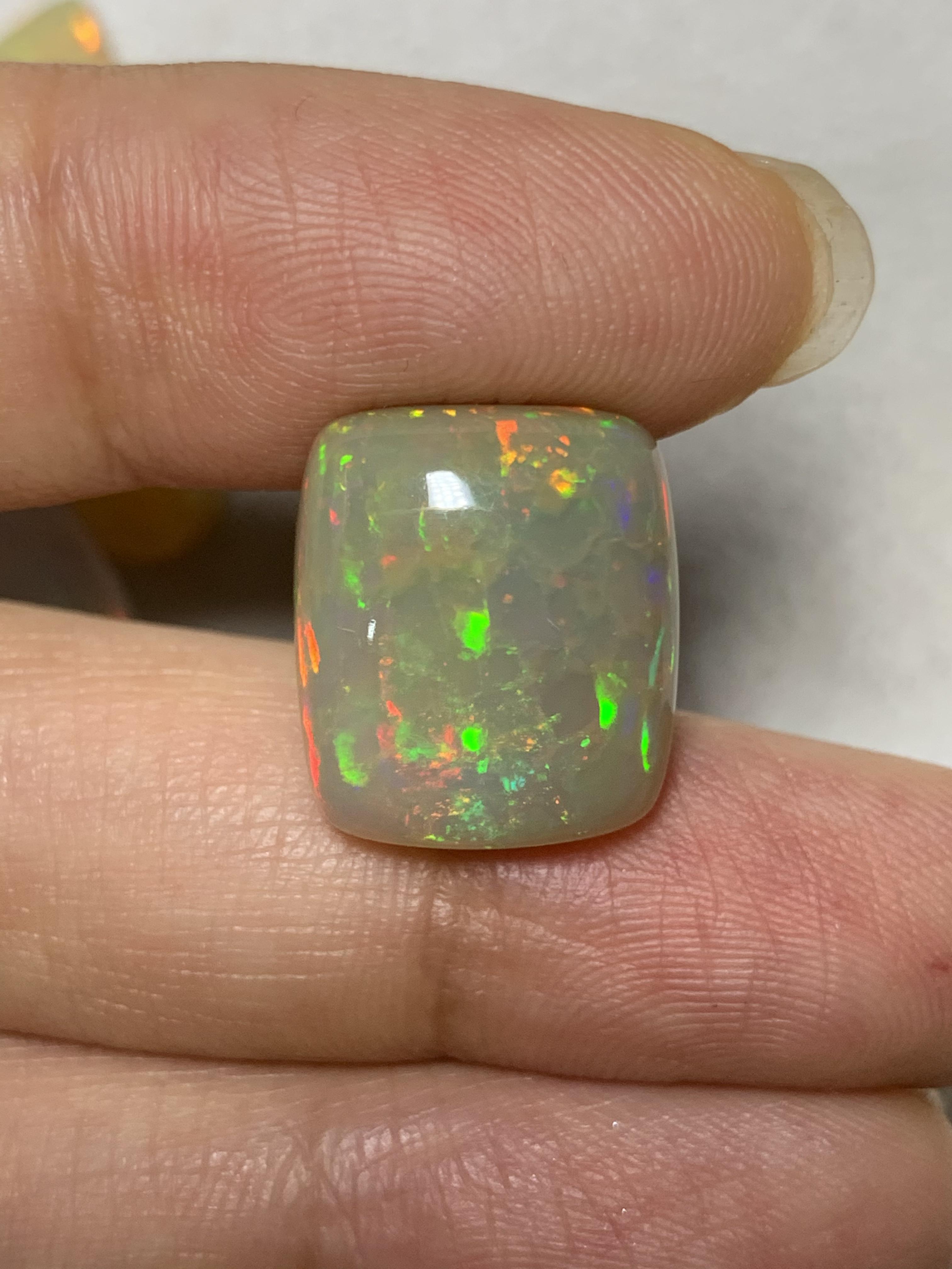 White opal 11.81 กะรัต