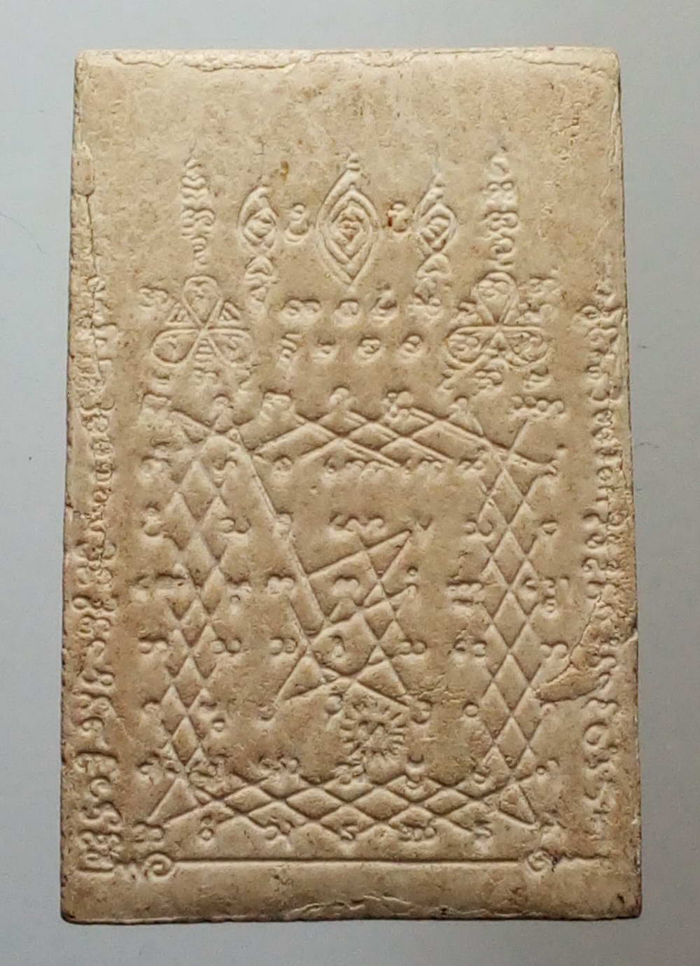 รหัสสินค้า พระไม่ทราบที่ 122 พระพุทธเนื้อผงทาทองบรอนซ์ ศิลปะพม่า หลังยันต์เกราะเพชร ไม่ทราบที่