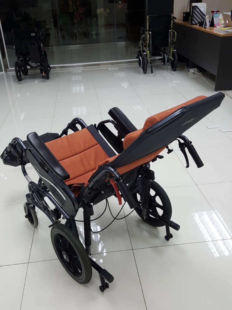 รถเข็นปรับเอน อลูมินัมอัลลอยด์ KARMA รุ่น VIP 515 (WheelChair KARMA VIP 515) ช่วยกระจายแรงกดทับขณะนั่ง แถมสายคาดรัดลำตัวกันตกจากวีลแชร์ ของแท้ รับประกันศูนย์ไทย 5 ปี