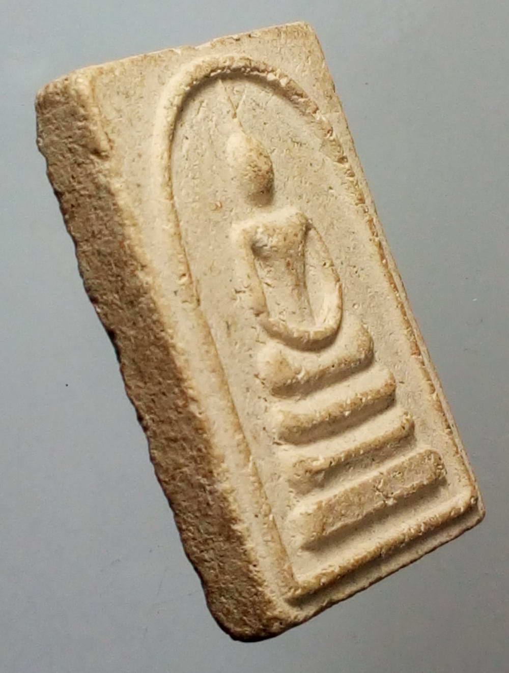 รหัสสินค้า พระไม่ทราบที่ 191 พระสมเด็จเนื้อผง ด้านหลัง มีตราสัญลักษณ์ ด้านล่างเขียนว่า เมตตาค้ำจุนโลก