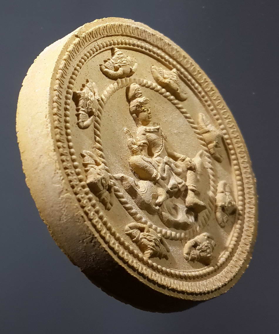 รหัสสินค้า จตุคามรามเทพ 055 พระเทวราชโพธิสัตว์จตุคามรามเทพ รุ่นขุมทรัพย์สี่แผ่นดิน เนื้อเหลือง เรืองทรัพย์ โค๊ตเลเซอร์ หมายเลข ๐๙๐๑๔ กล่องเดิม จตุคามรามเทพ รายการนี้ให้เช่าบูชาแล้ว