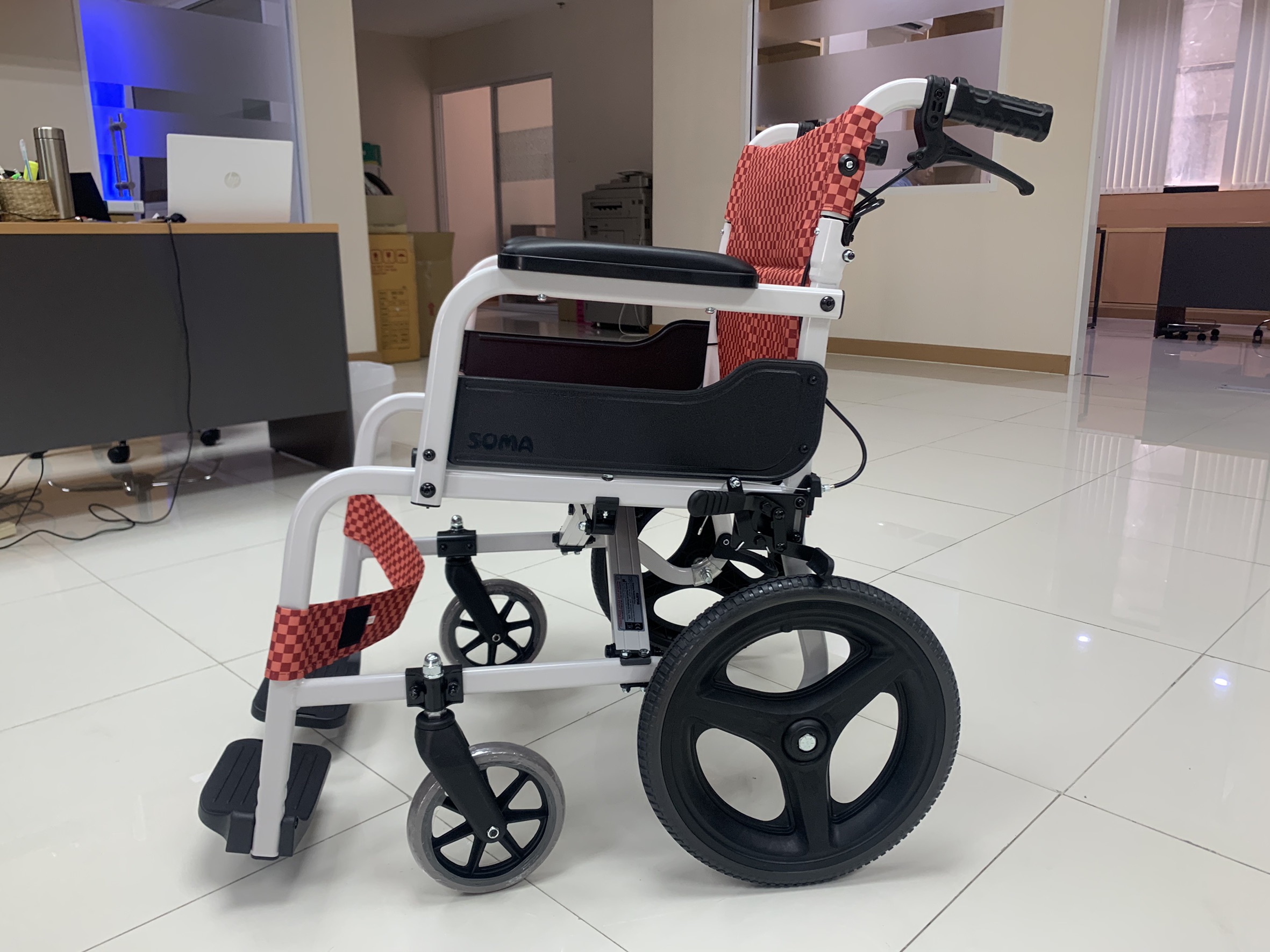 รถเข็นอลูมินัมอัลลอยด์โซม่า รุ่น SOMA 105 (SM-150.5 F16) (WheelChair SOMA 150.5 F16) น้ำหนักเบา พกพาสะดวก ของแท้ รับประกันศูนย์ไทย 1 ปี