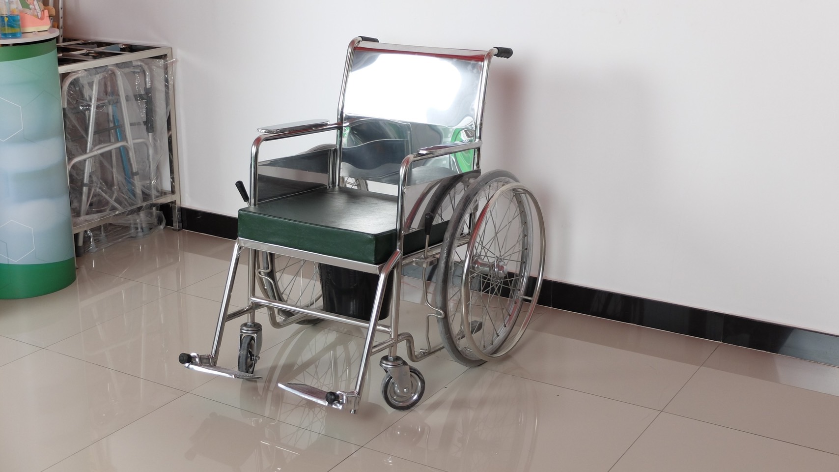 วีลแชร์นั่งถ่ายสแตนเลส รุ่น PS97 แบบพับไม่ได้ พร้อมเบาะรองนั่ง และถังรองถ่าย (ล้อหลังใหญ่)