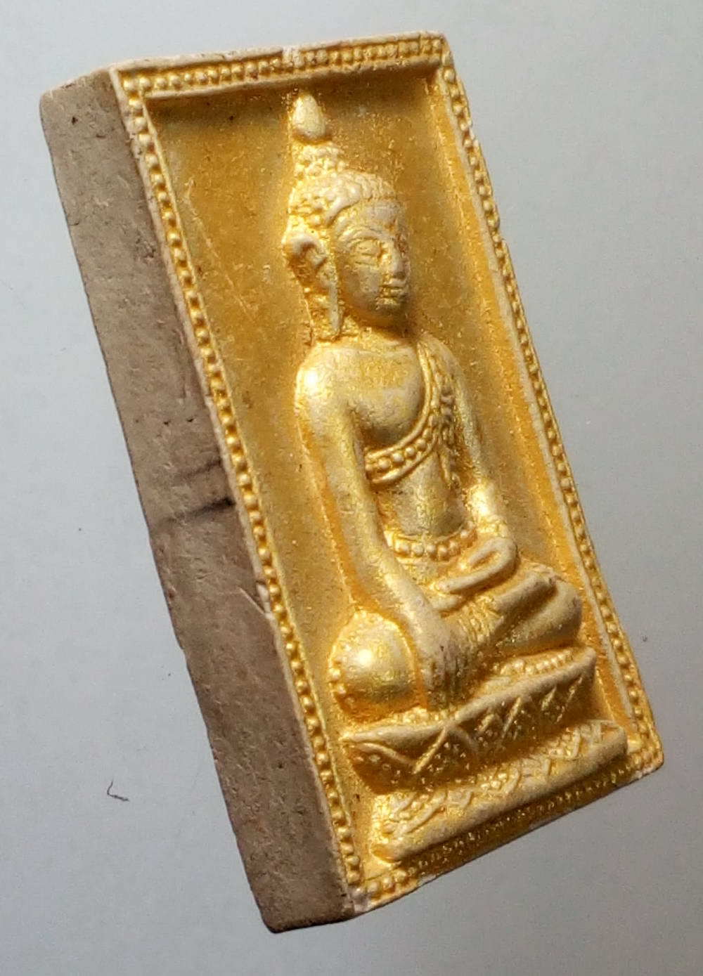 รหัสสินค้า พระไม่ทราบที่ 122 พระพุทธเนื้อผงทาทองบรอนซ์ ศิลปะพม่า หลังยันต์เกราะเพชร ไม่ทราบที่