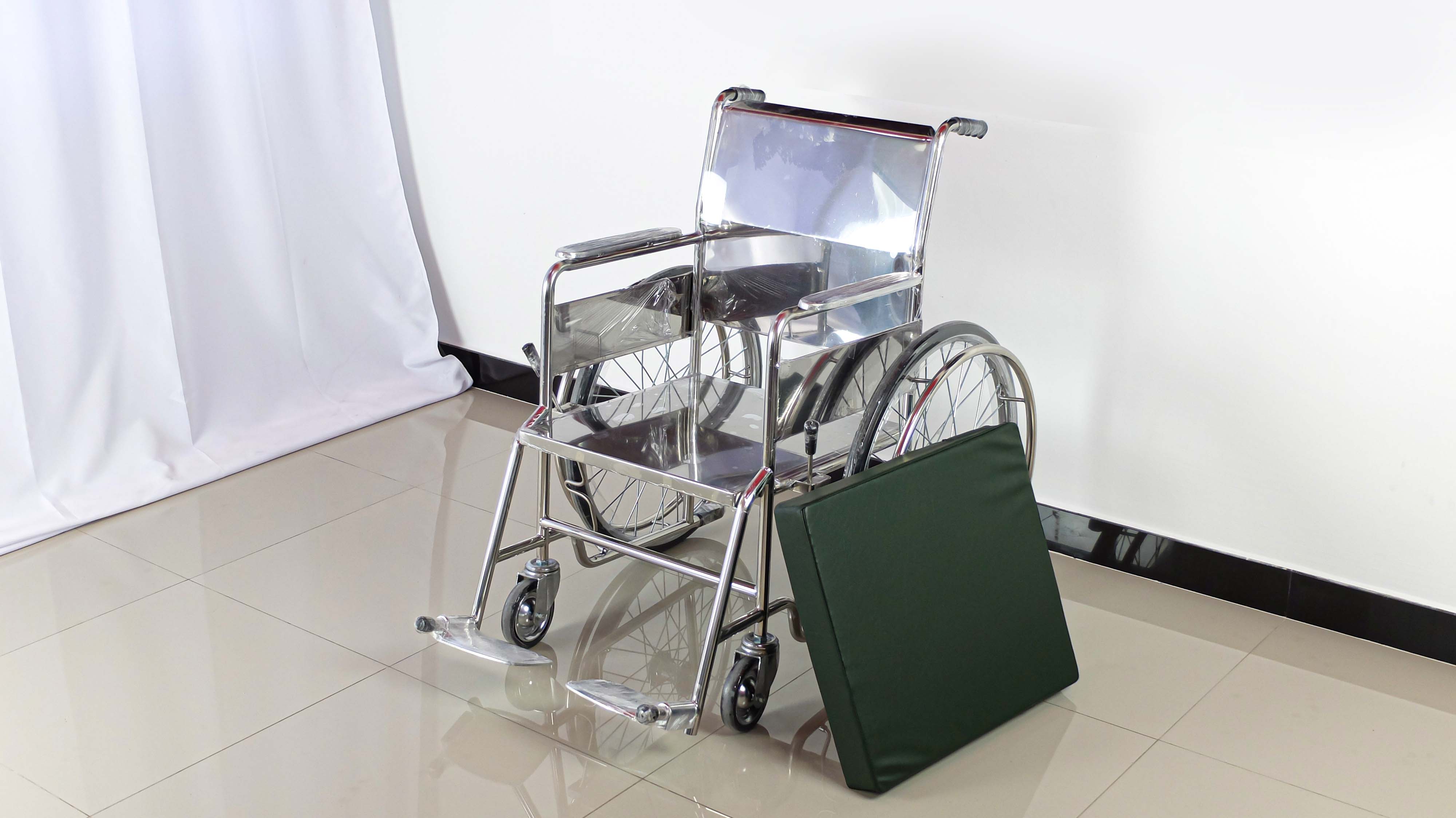 รถเข็นวีลแชร์ผู้ป่วยสแตนเลส รุ่น PS56 แบบพับไม่ได้ พร้อมเบาะรองนั่ง