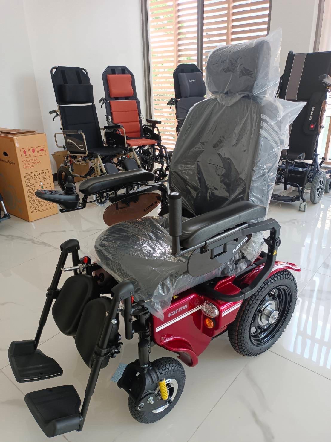 รถเข็นไฟฟ้าคาร์ม่า รุ่น Saber KP45.5 (Power WheelChair KARMA Saber KP45.5) สามารถปรับเอนนอนได้ด้วยระบบแมนนวล ของแท้ รับประกันศูนย์ไทย 5 ปี (รุ่น TOP)