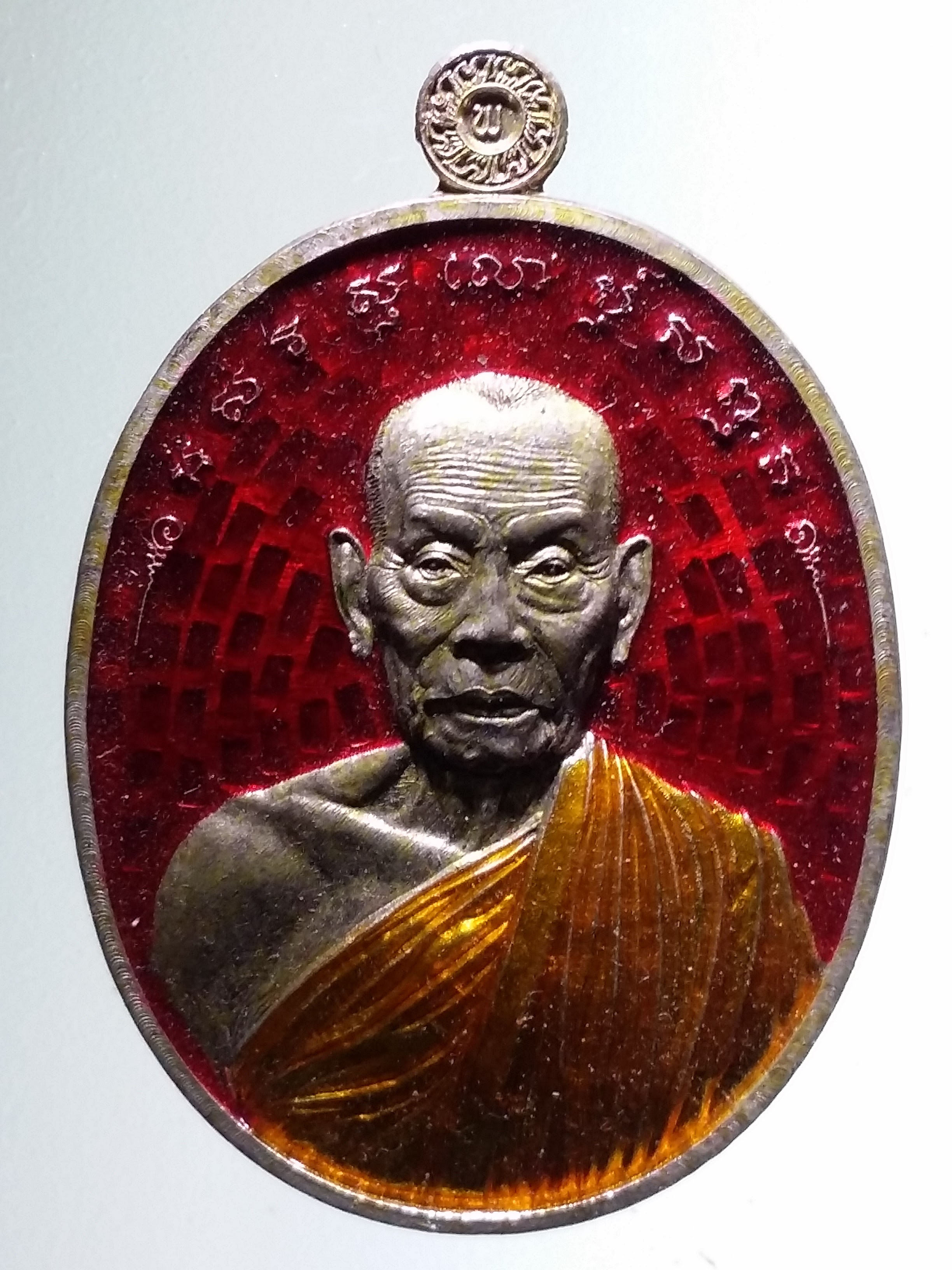 รหัสสินค้า พระมีกล่อง 1570 ชนะมาร ปี 64 หลวงพ่อพัฒน์ วัดห้วยด้วน เนื้อกะไหล่เงิน ลงยาจีวร พื้นสีแดง ตอกโค๊ต ล. หมายเลข ๗๗