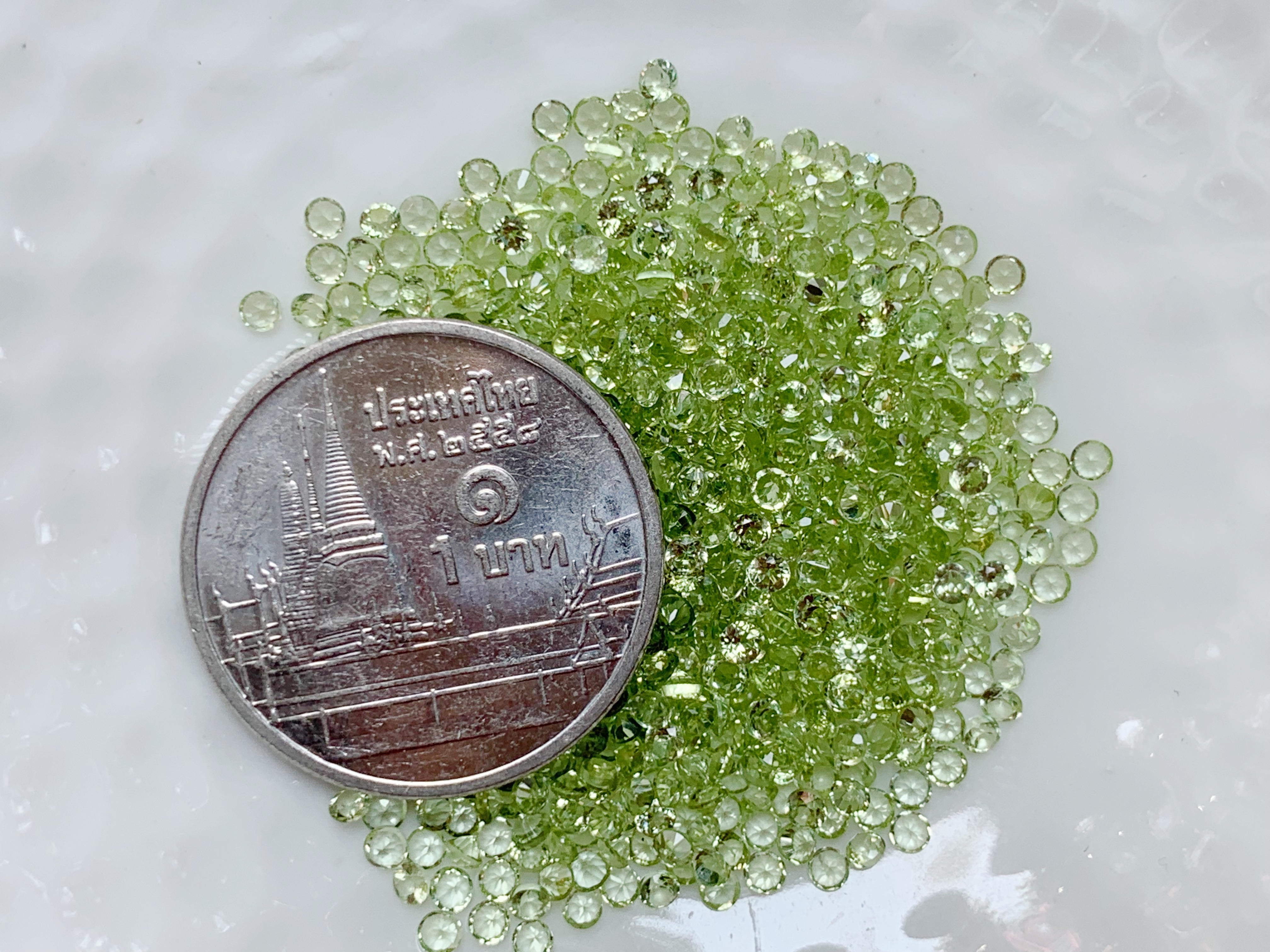 Peridot เพอริดอทกลม 1.8 มม. 5 กะรัต