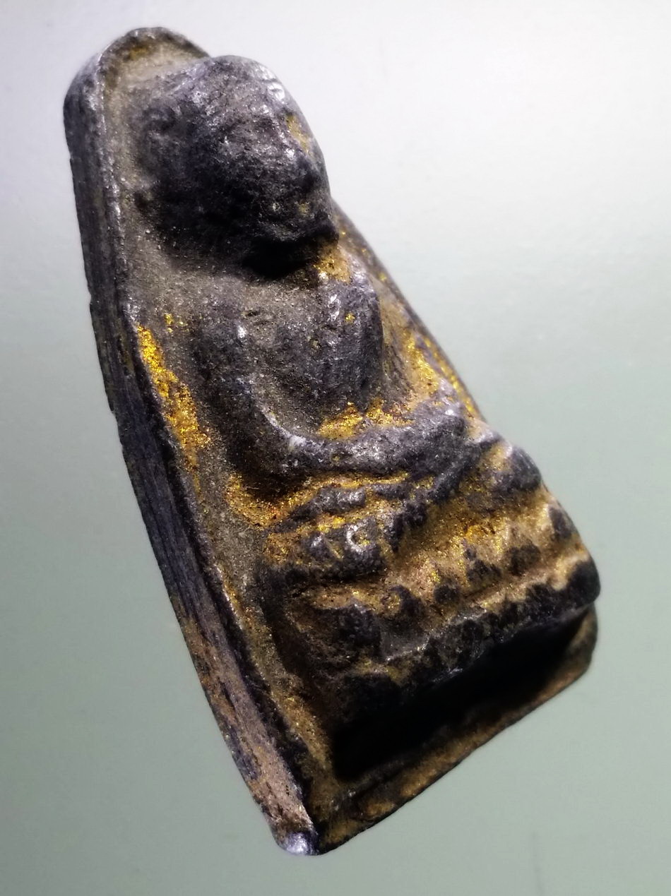 รหัสสินค้า หลวงปู่ทวด วัดต่างๆ 002 หลวงปู่ทวด เนื้อดินเผา วัดช้างให้ สร้างปี 2513 ผสมผงเก่า ปี 2497 พระครูใบฎีกาขาวสร้าง พระรายการนี้ให้เช่าบูชาแล้ว