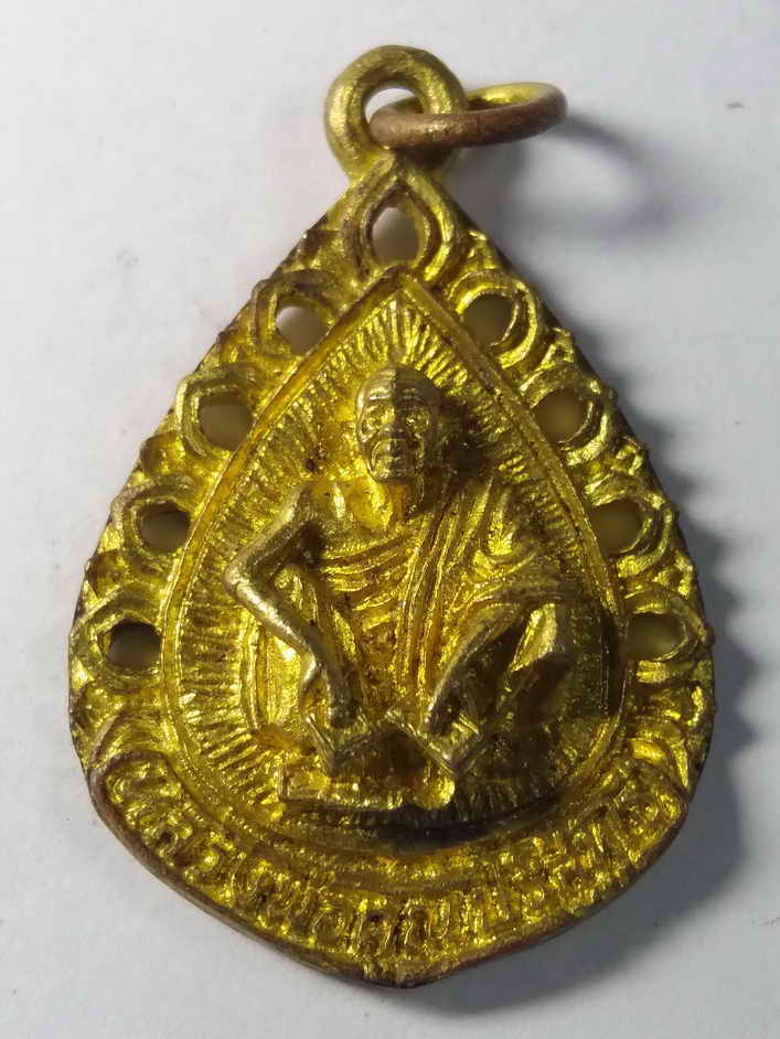 รหัสสินค้า นครราชสีมา 068 เหรียญหล่อ หลวงพ่อคูณ วัดบ้านไร่ จังหวัดนครราชสีมา รุ่นนับแบงค์ ปลุกเสกพิธีเสาร์ 5 คูณพันล้าน สร้างปี 2537 เนื้อทองผสม พระรายการนี้ให้เช่าบูชาแล้ว