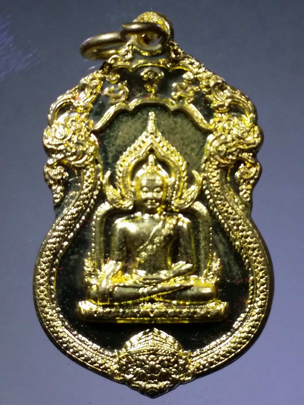 รหัสสินค้า พระมีกล่อง 181 เหรียญทองฝาบาตรหลวงพ่อเพชร หลังหลวงพ่อขาว (หลวงพ่อศรีสักยมุนี) วัดคลองทรายเหนือ จังหวัดพิจิตร สร้างปี 2559 พระรายการนี้ให้เช่าบูชาแล้ว