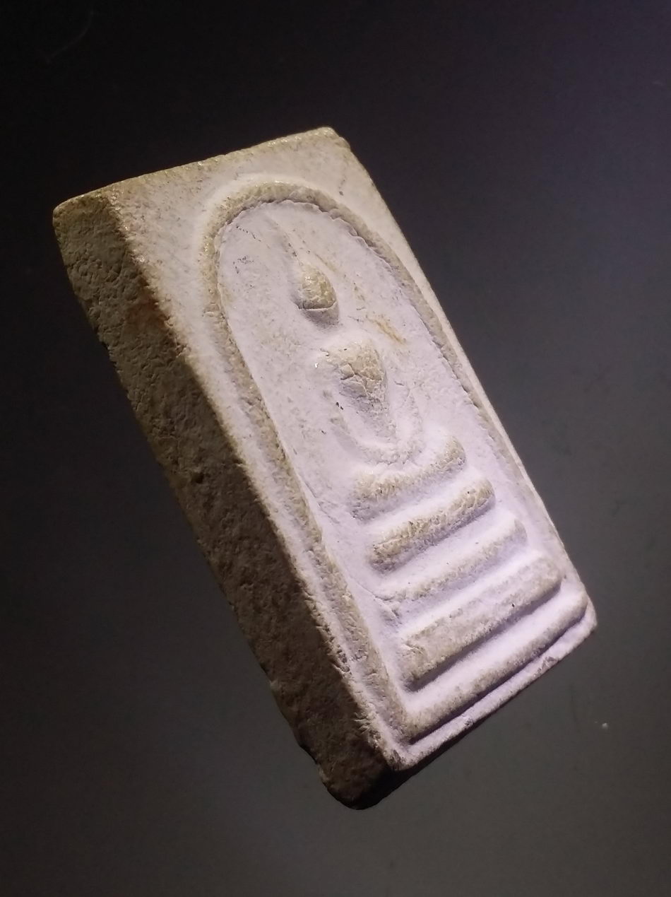 รหัสสินค้า พระสมเด็จ วัดต่างๆ 1138 พระสมเด็จ เนื้อผง ปั๊มตรายาง ด้านหลังเขียนว่า พุทธสถานถ้ำ ตัวอักษรต่อจากนี้ มองไม่เห็น ไม่ทราบที่