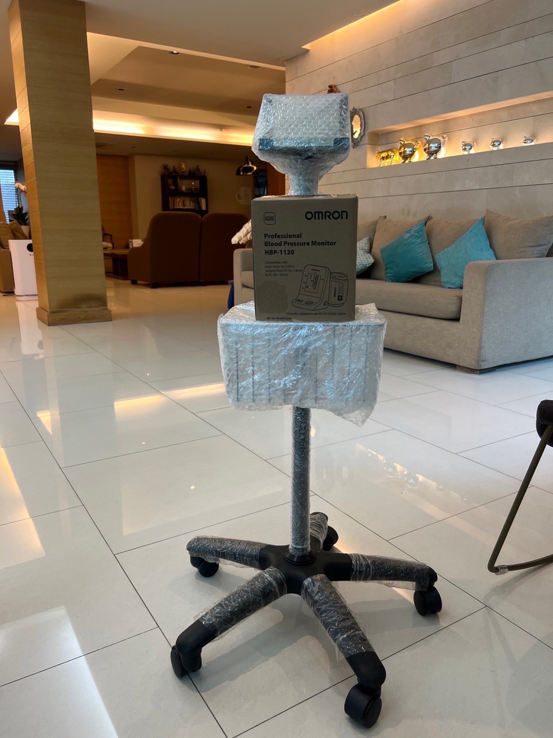 เครื่องวัดความดันโลหิตแบบดิจิตอลแบบตั้งโต๊ะ OMRON รุ่น HBP-1120 + พร้อมรถเข็นขาตั้งครบชุด และอุปกรณ์ประกอบการใช้งาน