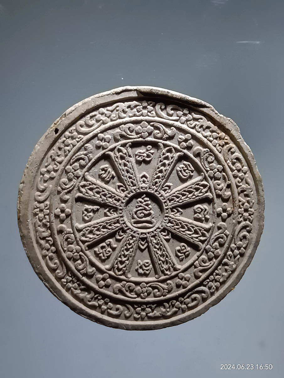 รหัสสินค้า พระเนื้อดิน เนื้อผง เนื้อว่าน 320 พระผงจันทร์ลอย หลวงปู่เจือ ปิยสีโล วัดกลางบางแก้ว จังหวัดนครปฐม หลังกงล้อธรรมจักร