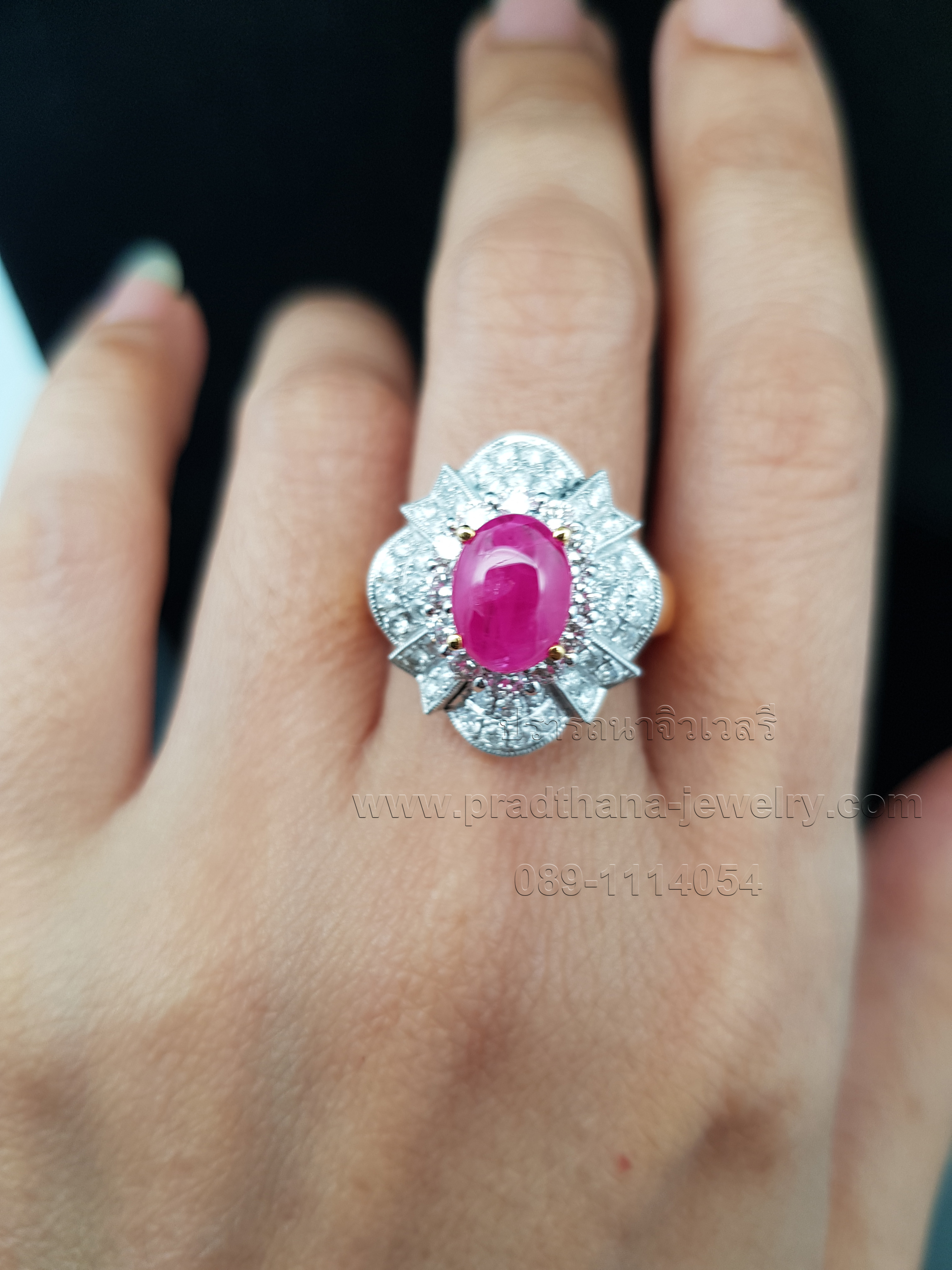 แหวนทับทิมประดับเพชร