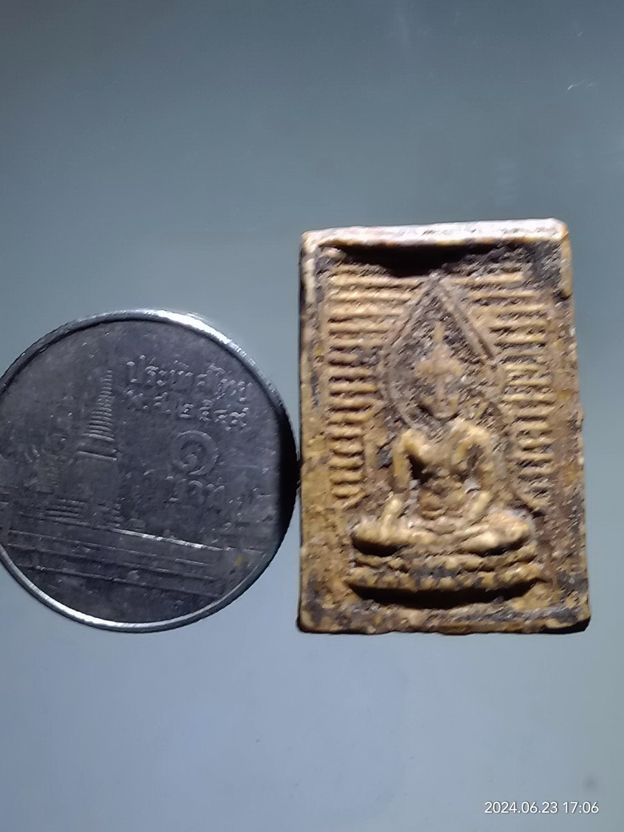 รหัสสินค้า พระเนื้อดิน เนื้อผง เนื้อว่าน 296 พระผงของขวัญ หลังยันต์ องค์พระ ยันต์ทางด้านหลัง คล้ายกับหลวงพ่อคง วัดวังสรรพรส หาข้อมูลทางอินเตอร์เน็ตไม่เจอ เชิญครับไม่แพง